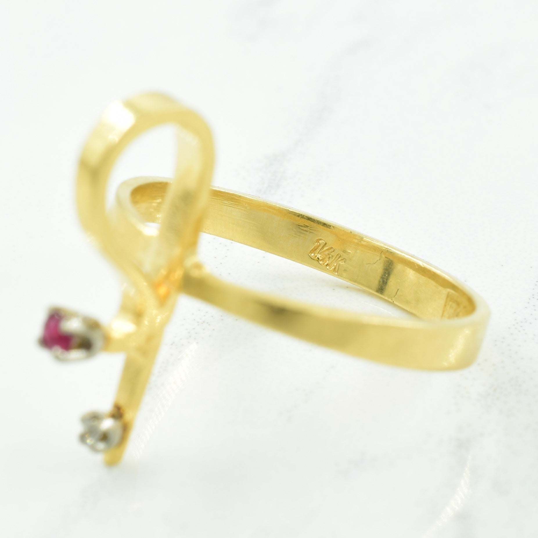 Bague rubis et diamants | 0,04 ct, 0,01 ct | Taille 7,25 | 