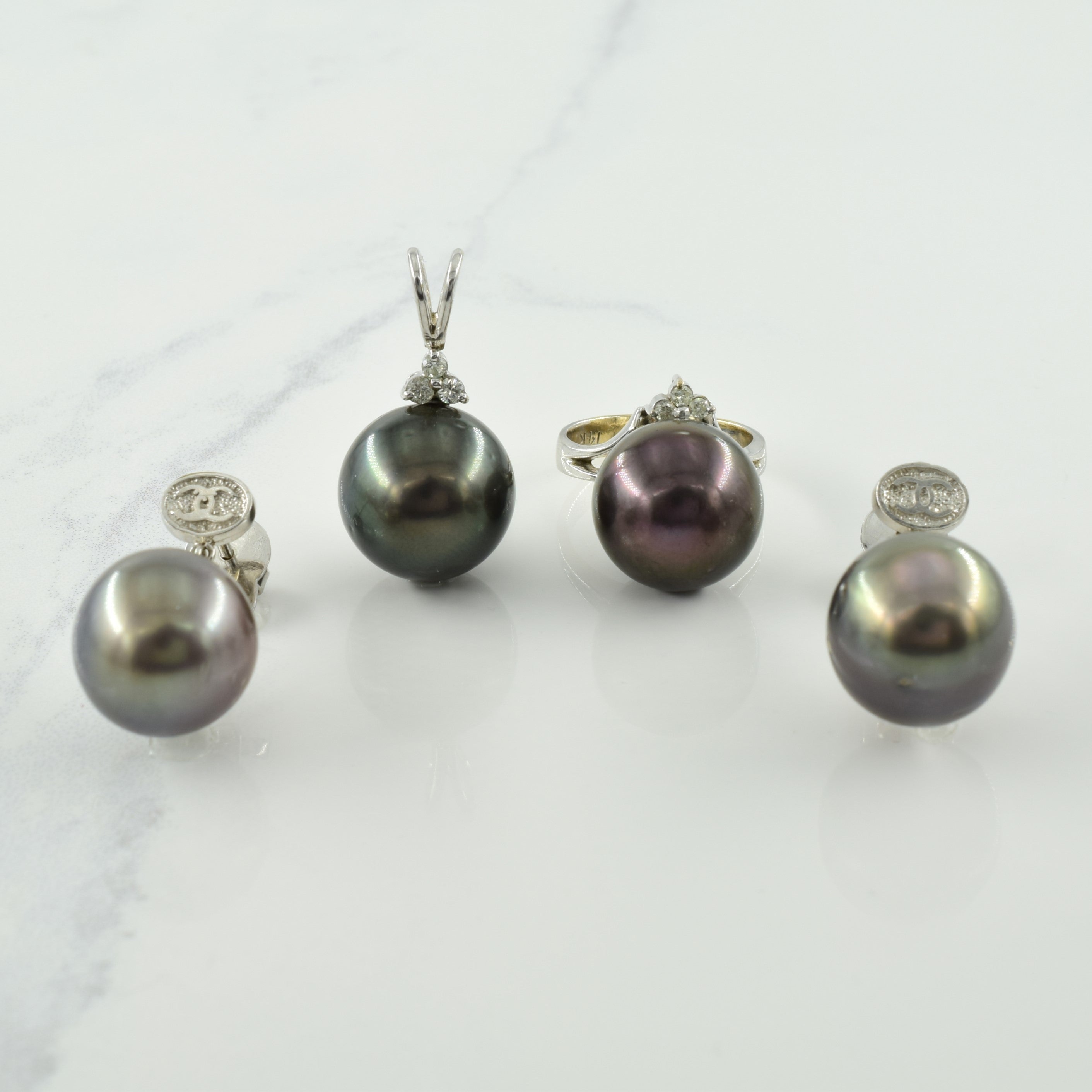 Parure de bijoux en perles de Tahiti et diamants | 69,00 ct, 0,32 ct | Taille 3,75 |