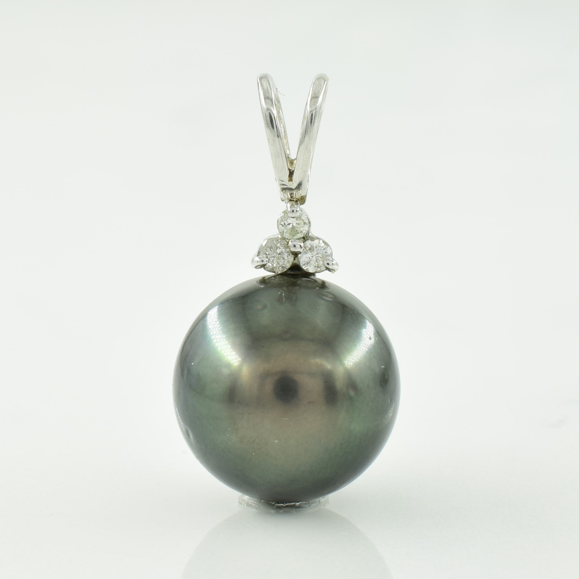 Parure de bijoux en perles de Tahiti et diamants | 69,00 ct, 0,32 ct | Taille 3,75 |