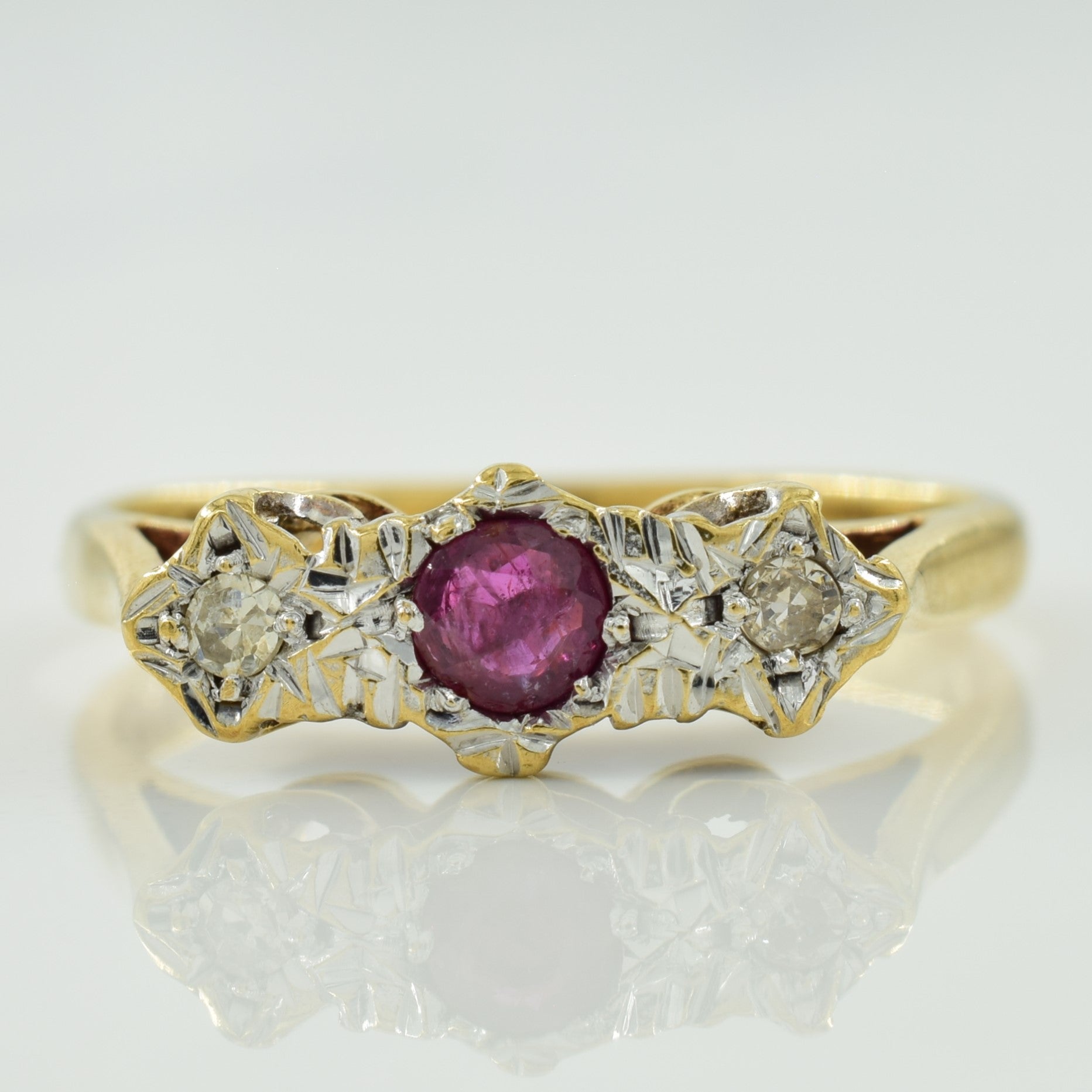 Bague en rubis et diamants de Birmingham (1977) | 0,18 ct, 0,04 ct au total | Taille 7 | 