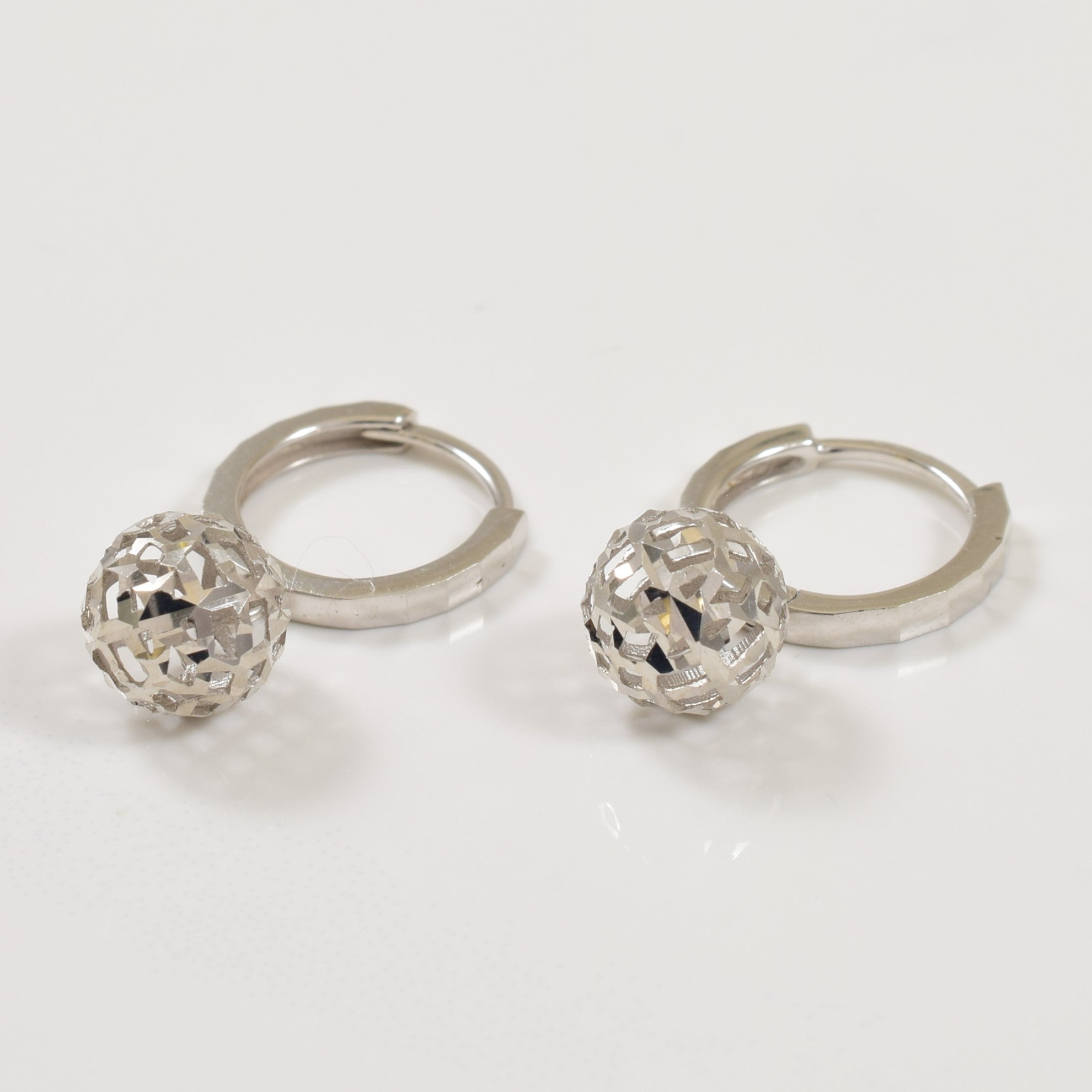 18k White Gold Huggie Earrings |