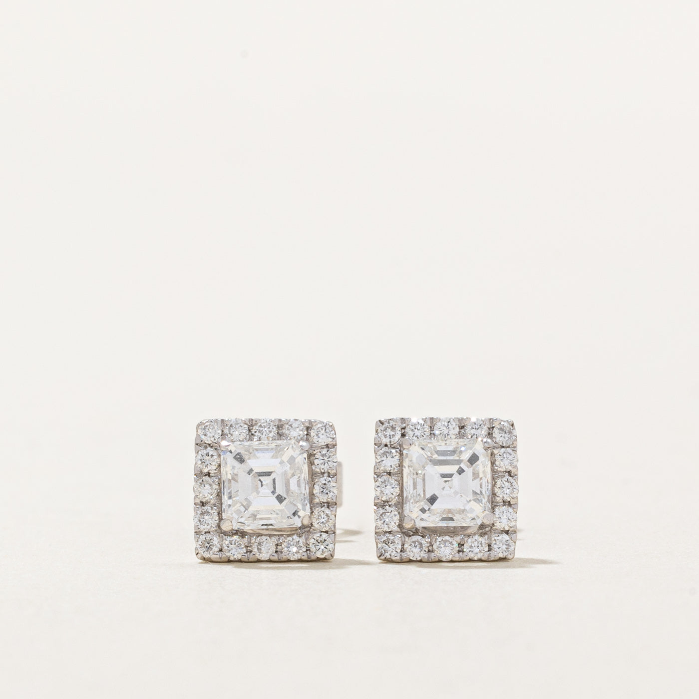 Boucles d'oreilles puces en diamant taille Asscher canadien avec halo | 0,51 ct |