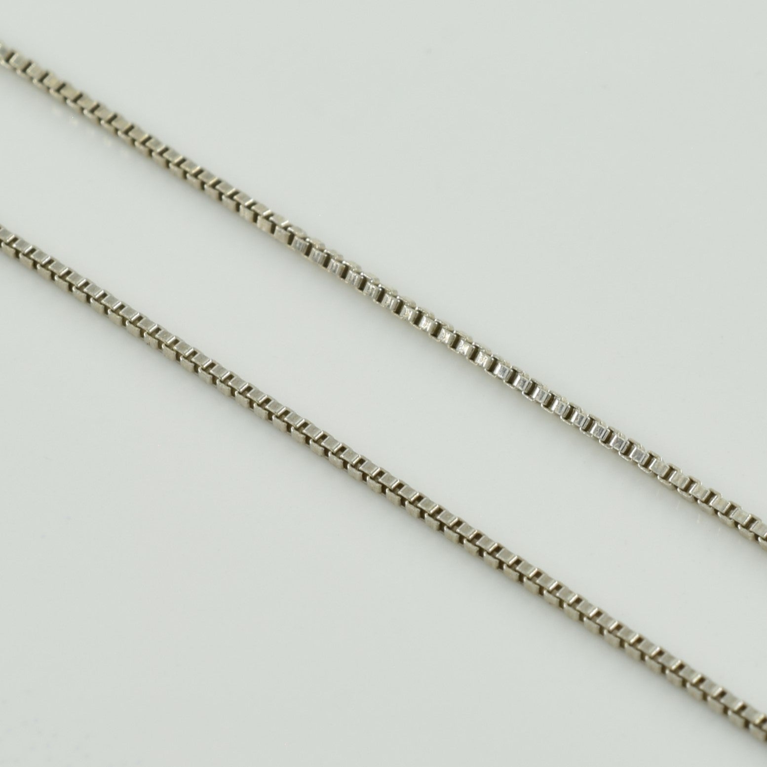 Ensemble grenat et diamant | 4,00 ct, 0,04 ct | 45,7 cm |