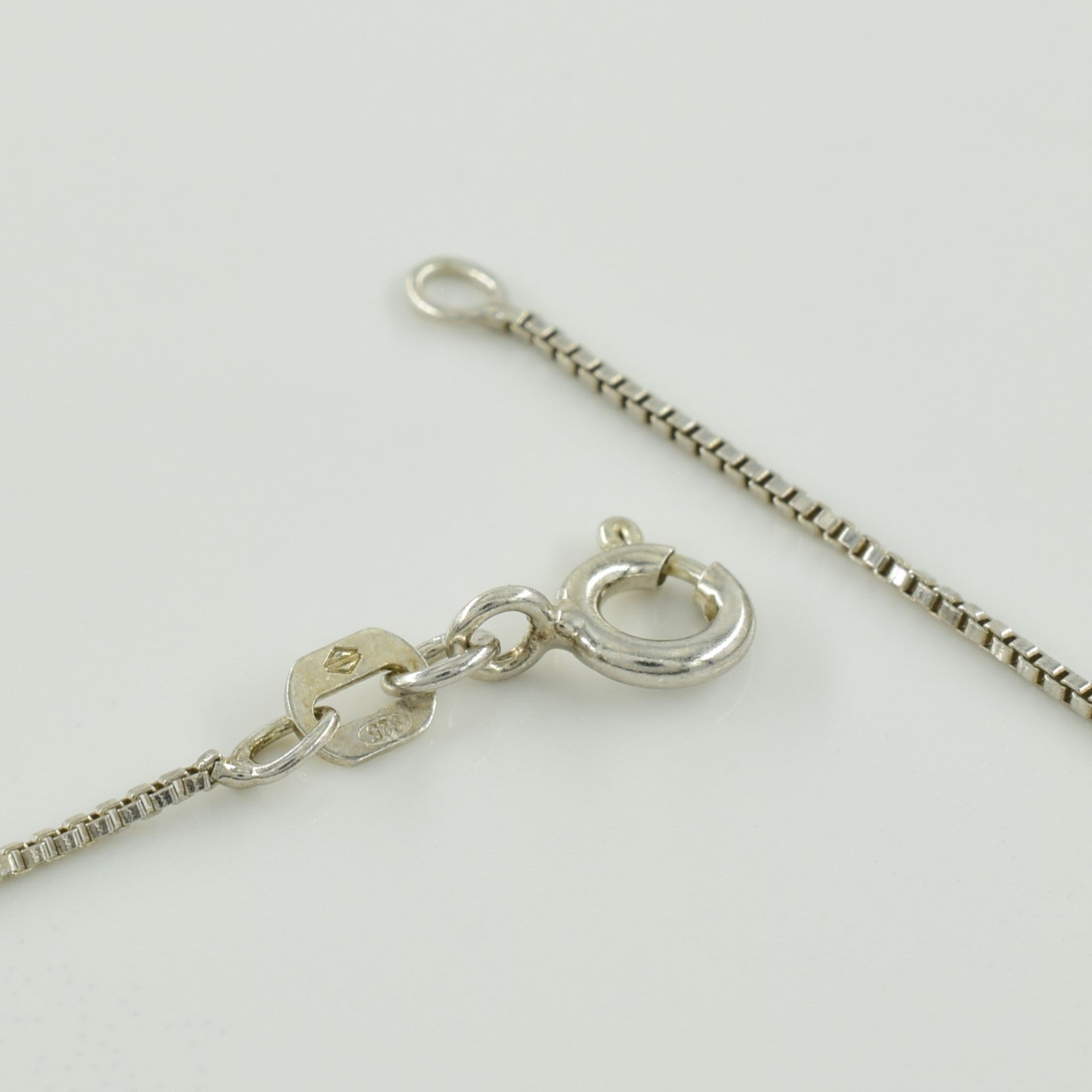Ensemble grenat et diamant | 4,00 ct, 0,04 ct | 45,7 cm |