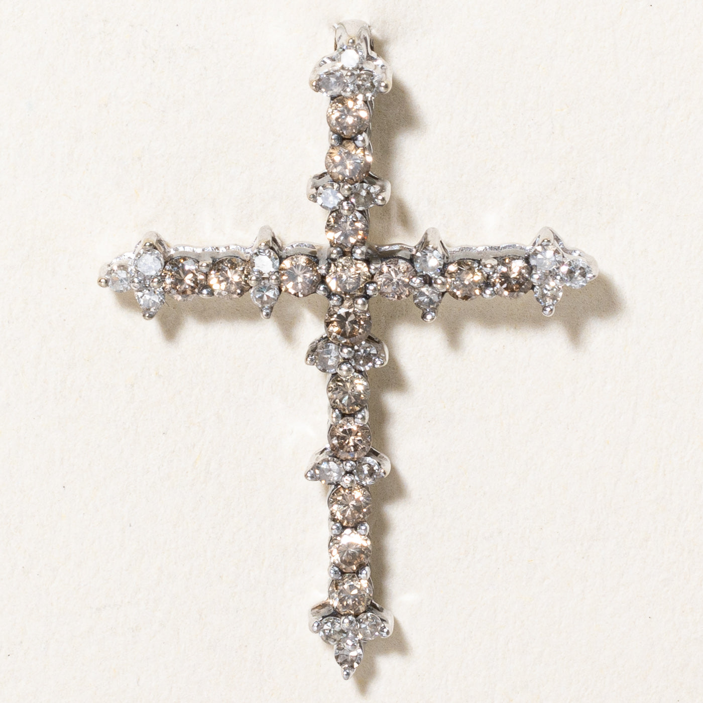 Pendentif croix en diamants champagne et blancs | 0,32 ct au total, 0,15 ct au total | 