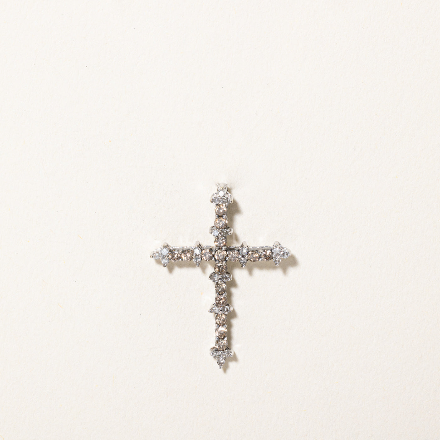 Pendentif croix en diamants champagne et blancs | 0,32 ct au total, 0,15 ct au total | 