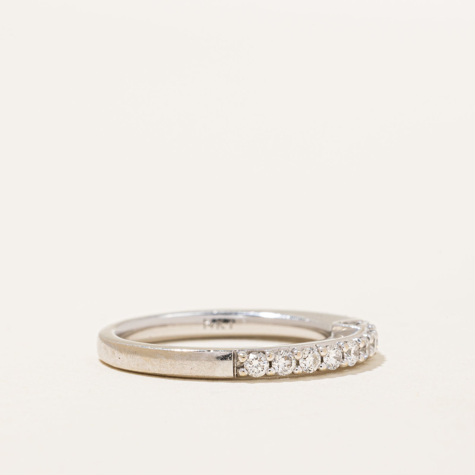 Bague sertie de diamants pavés avec saphir bleu caché | 0,45 ct, 0,04 ct | Taille 6,25 |