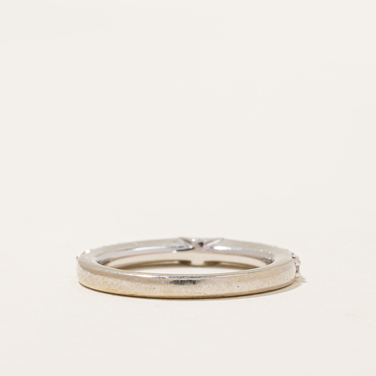 Bague sertie de diamants pavés avec saphir bleu caché | 0,45 ct, 0,04 ct | Taille 6,25 |