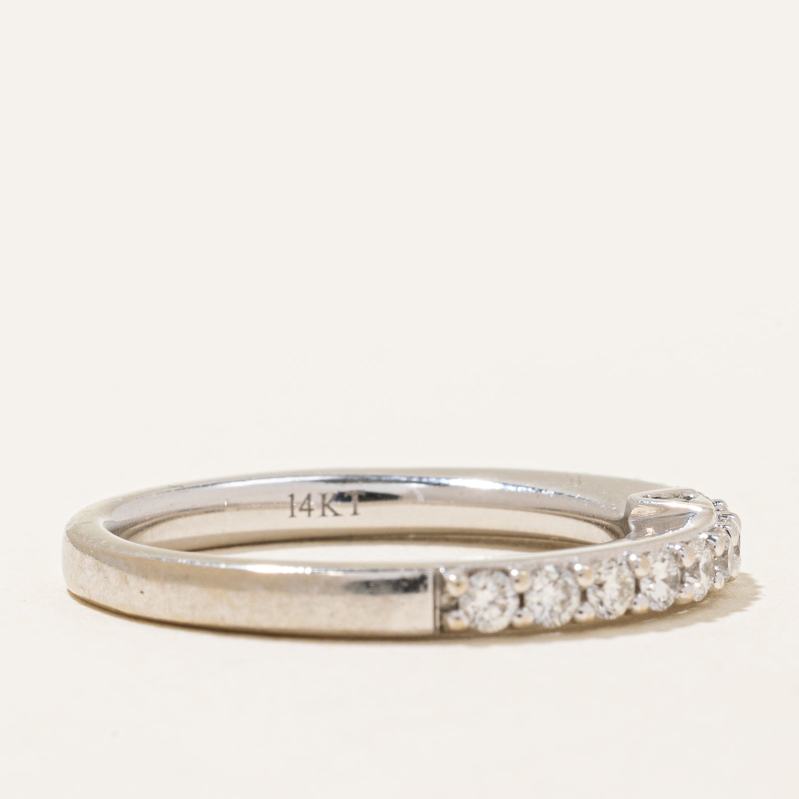 Bague sertie de diamants pavés avec saphir bleu caché | 0,45 ct, 0,04 ct | Taille 6,25 |