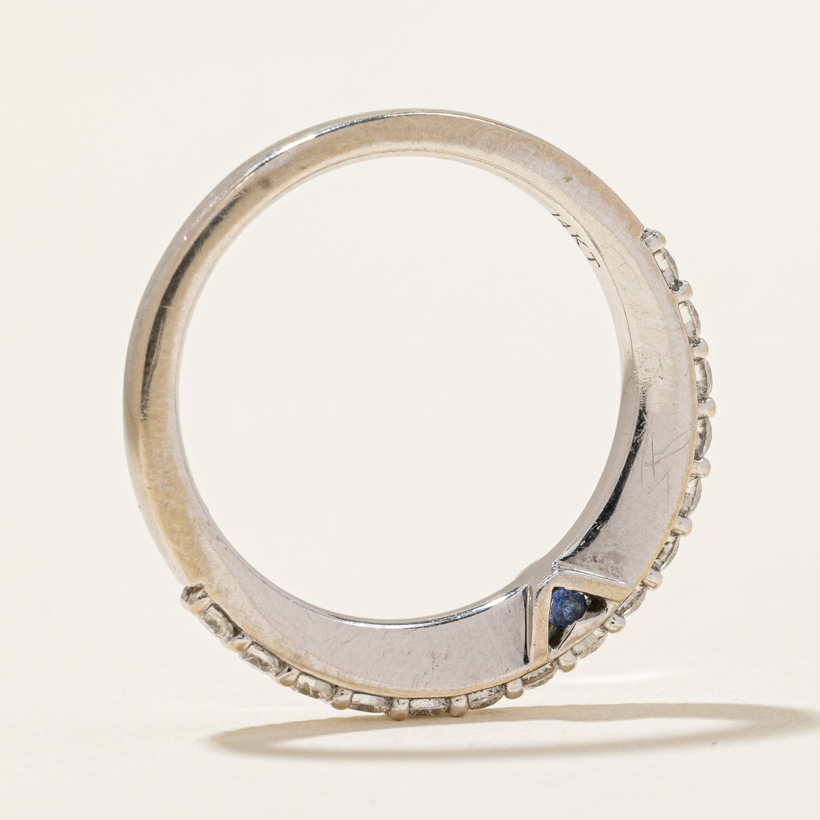 Bague sertie de diamants pavés avec saphir bleu caché | 0,45 ct, 0,04 ct | Taille 6,25 |