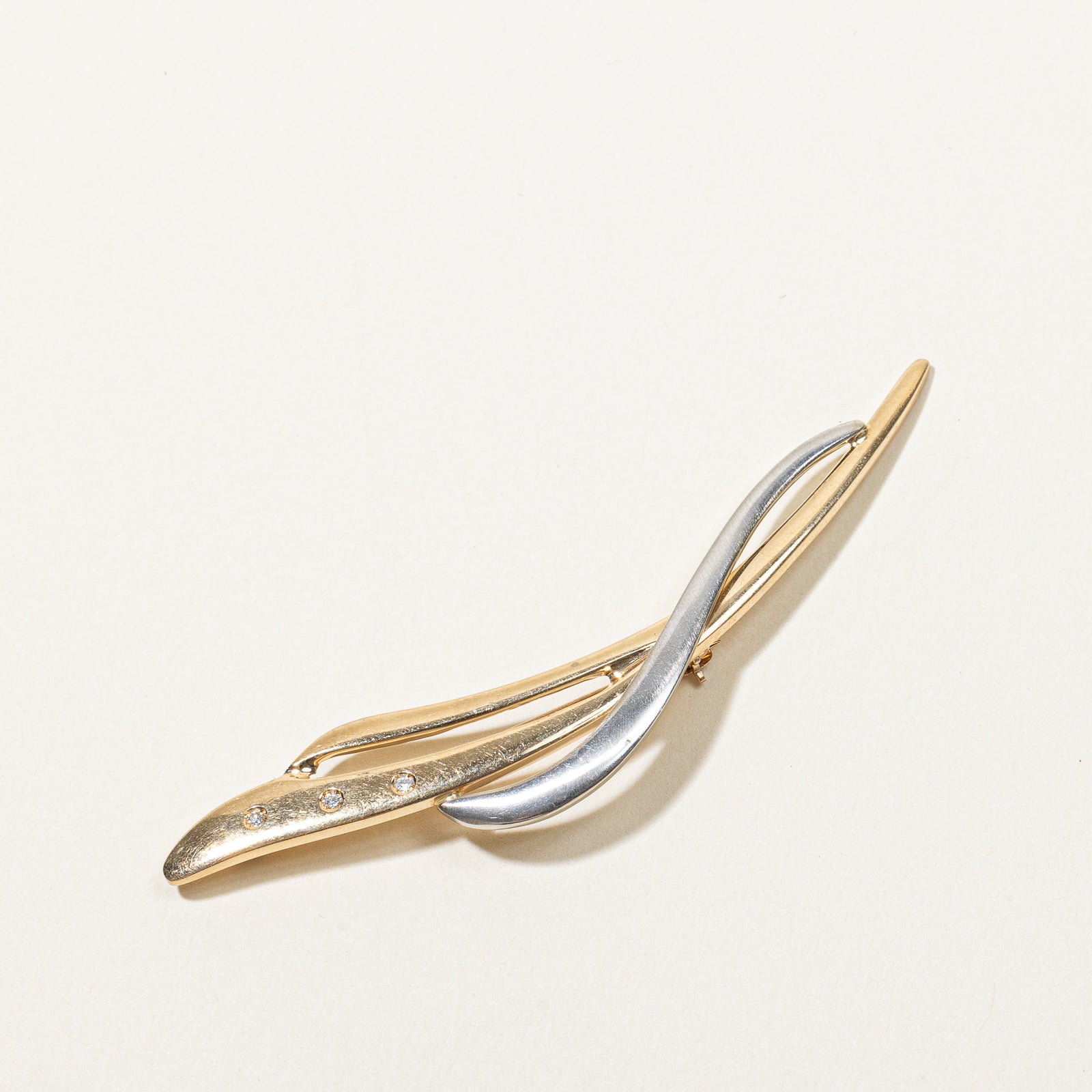 Abstract Two Tone Diamond Brooch | 0.03 |