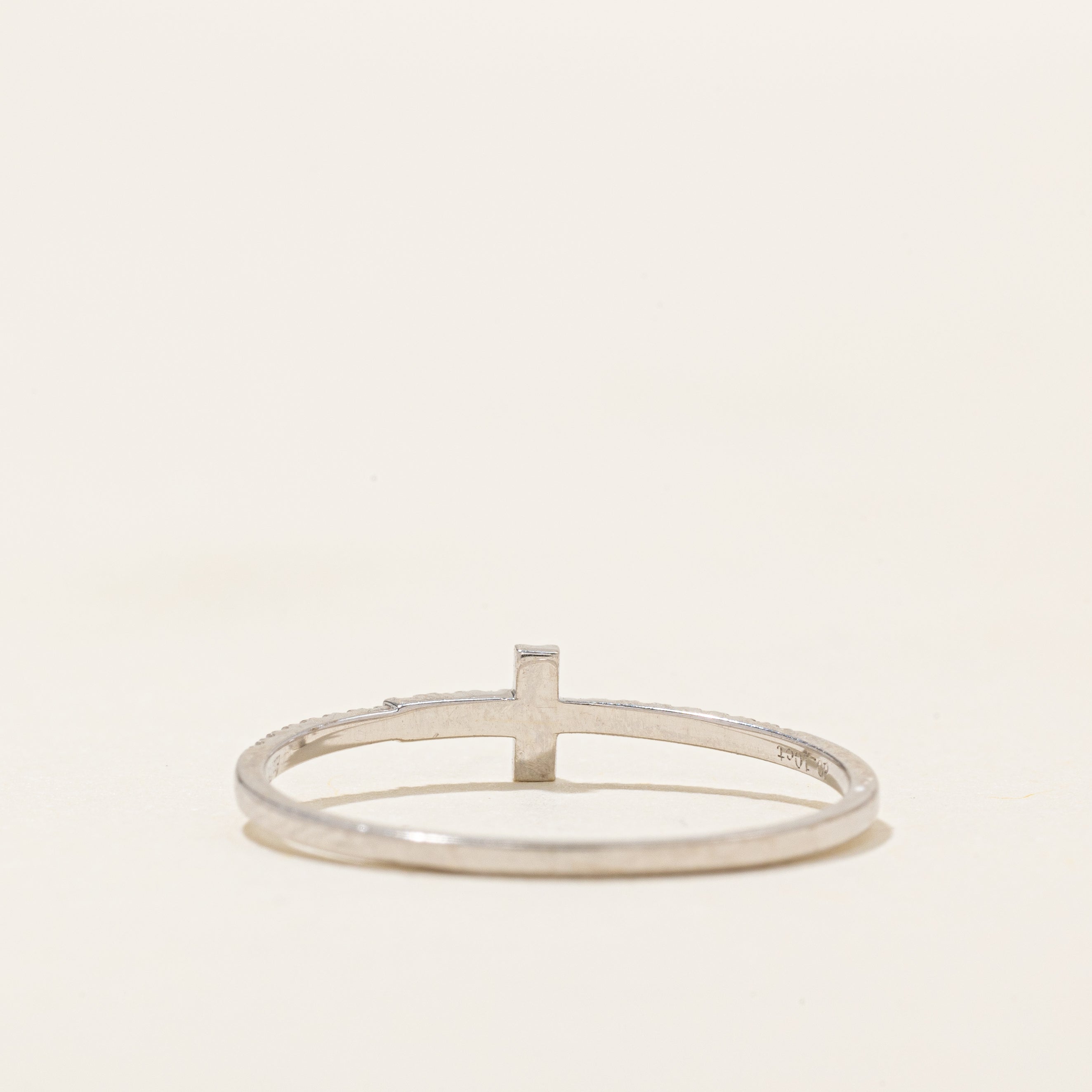 Bague croix avec accent de diamants | 0,05 ct au total | Taille 6,75 |
