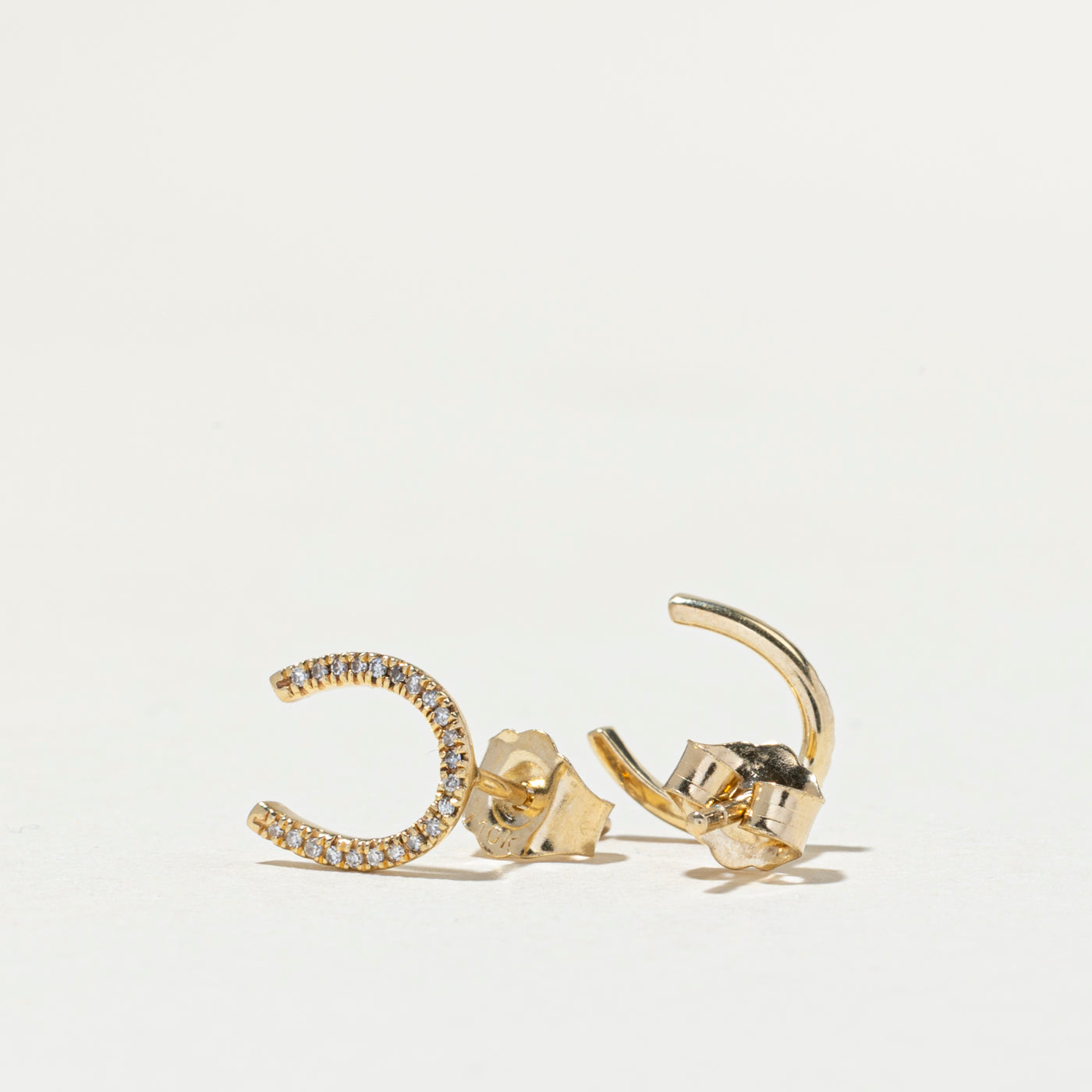 Boucles d'oreilles puces en forme de fer à cheval serties de diamants 10 carats | 0,06 ct au total