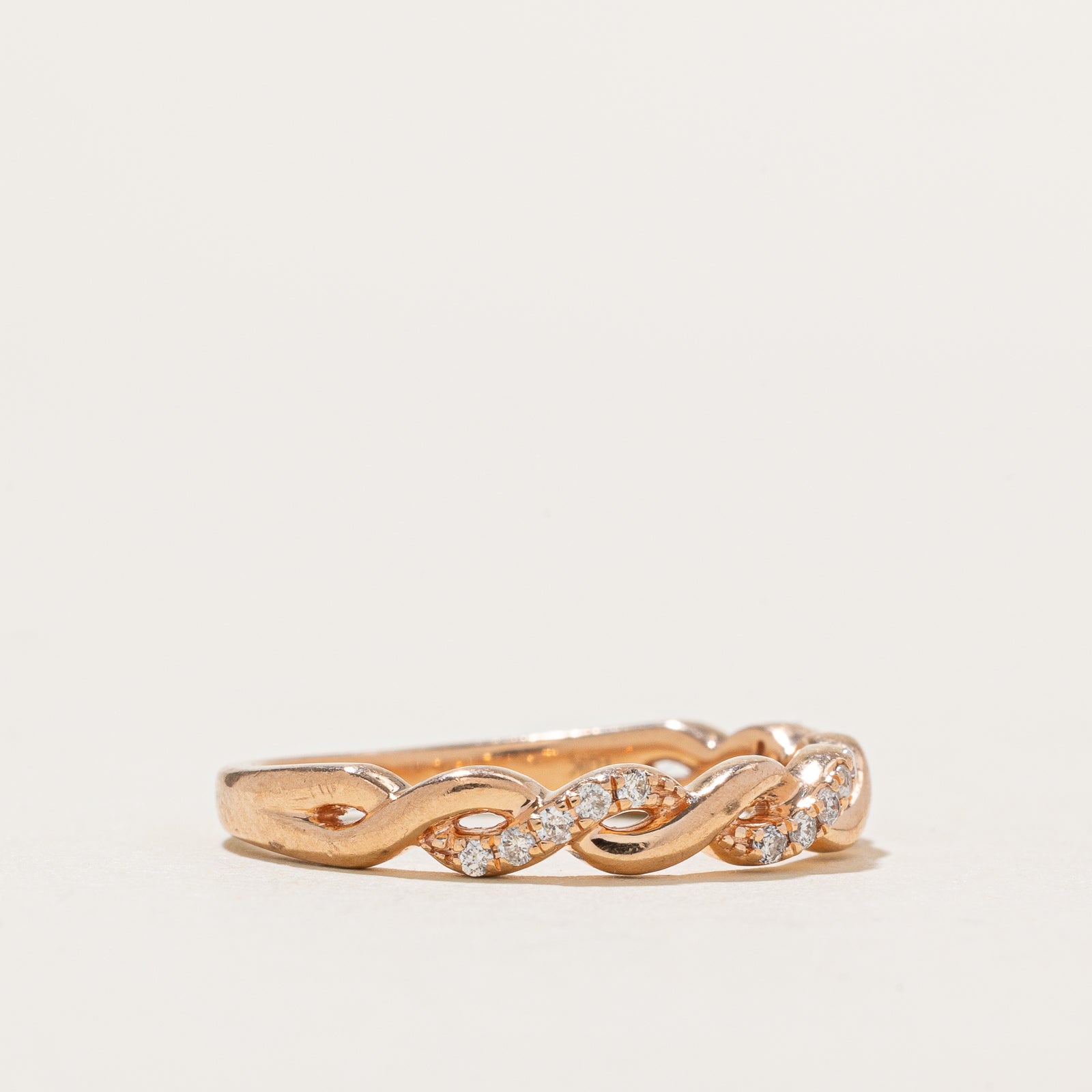 Bague torsadée en or rose 10 carats et diamants | 0,10 ct au total | Taille 7,5