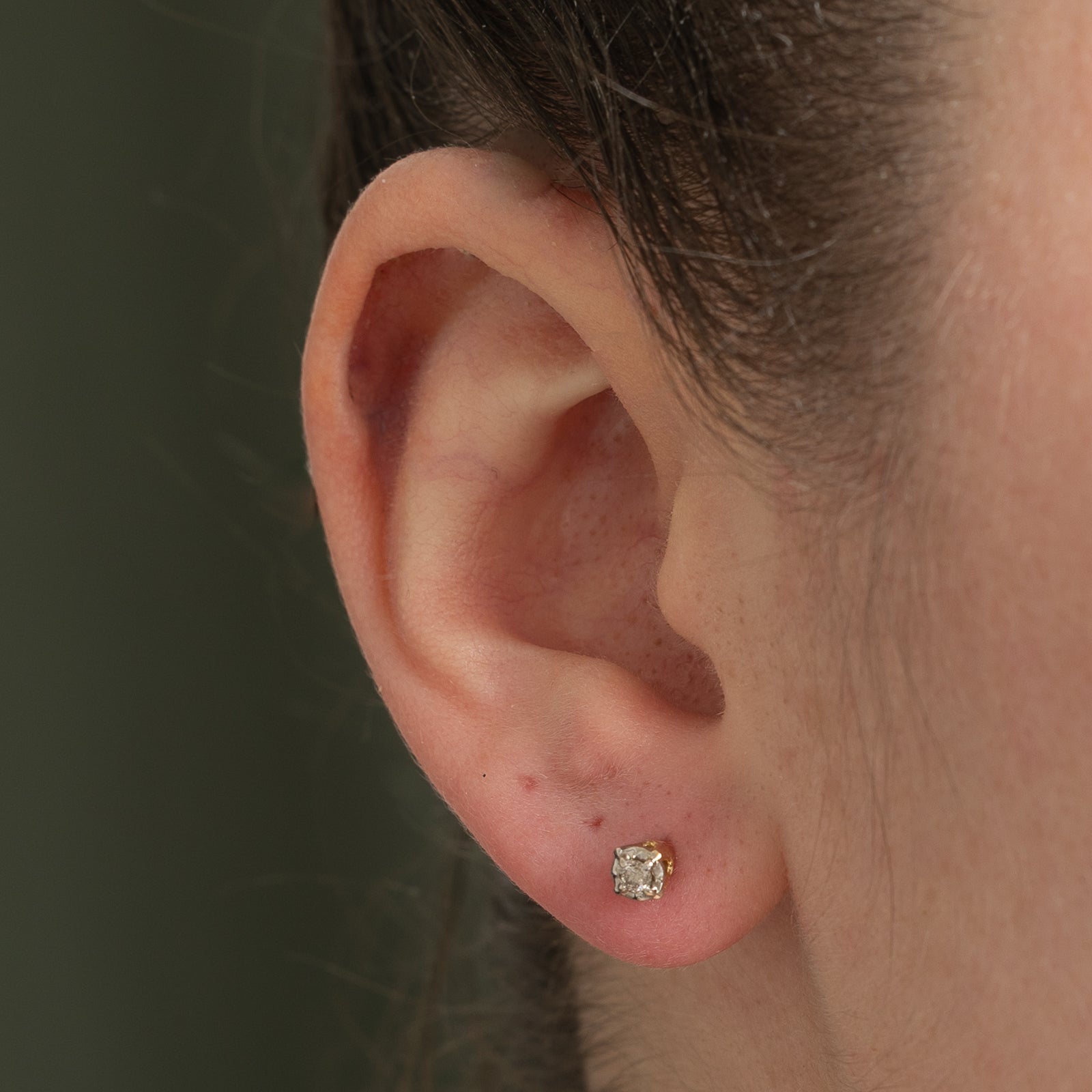 Boucles d'oreilles puces serties de diamants illusion 10K | 0,12 ct