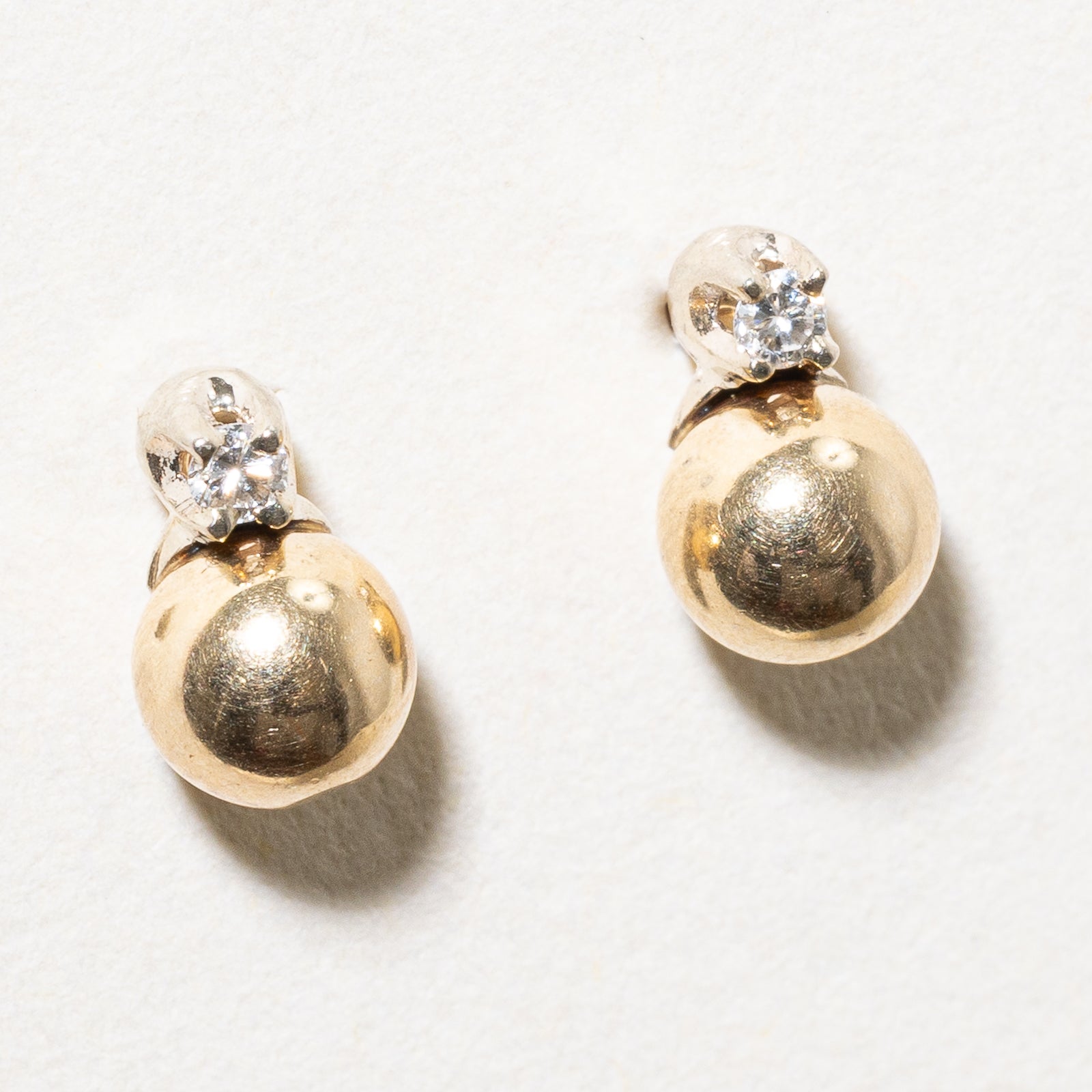 Boucles d'oreilles puces en or 14 carats, sphère et diamant | 0,05 ct