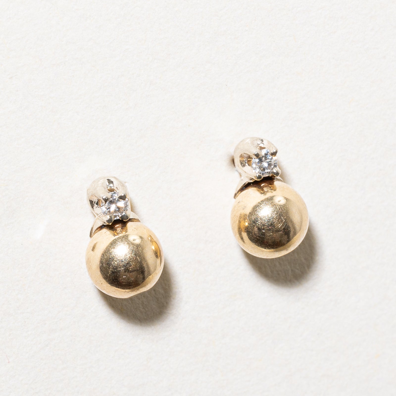 Boucles d'oreilles puces en or 14 carats, sphère et diamant | 0,05 ct