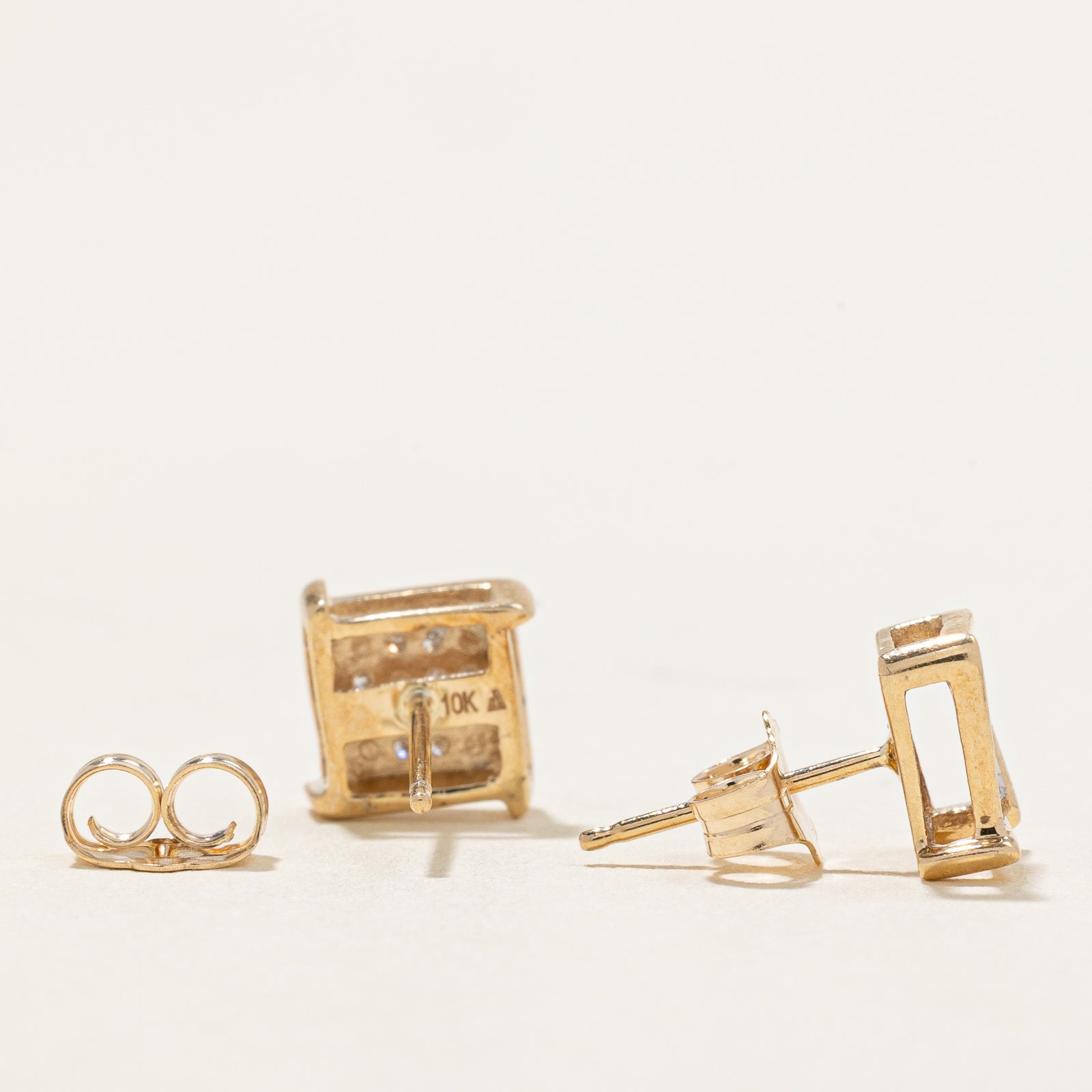 Boucles d'oreilles puces en forme de grille de diamants | 0,02 ct