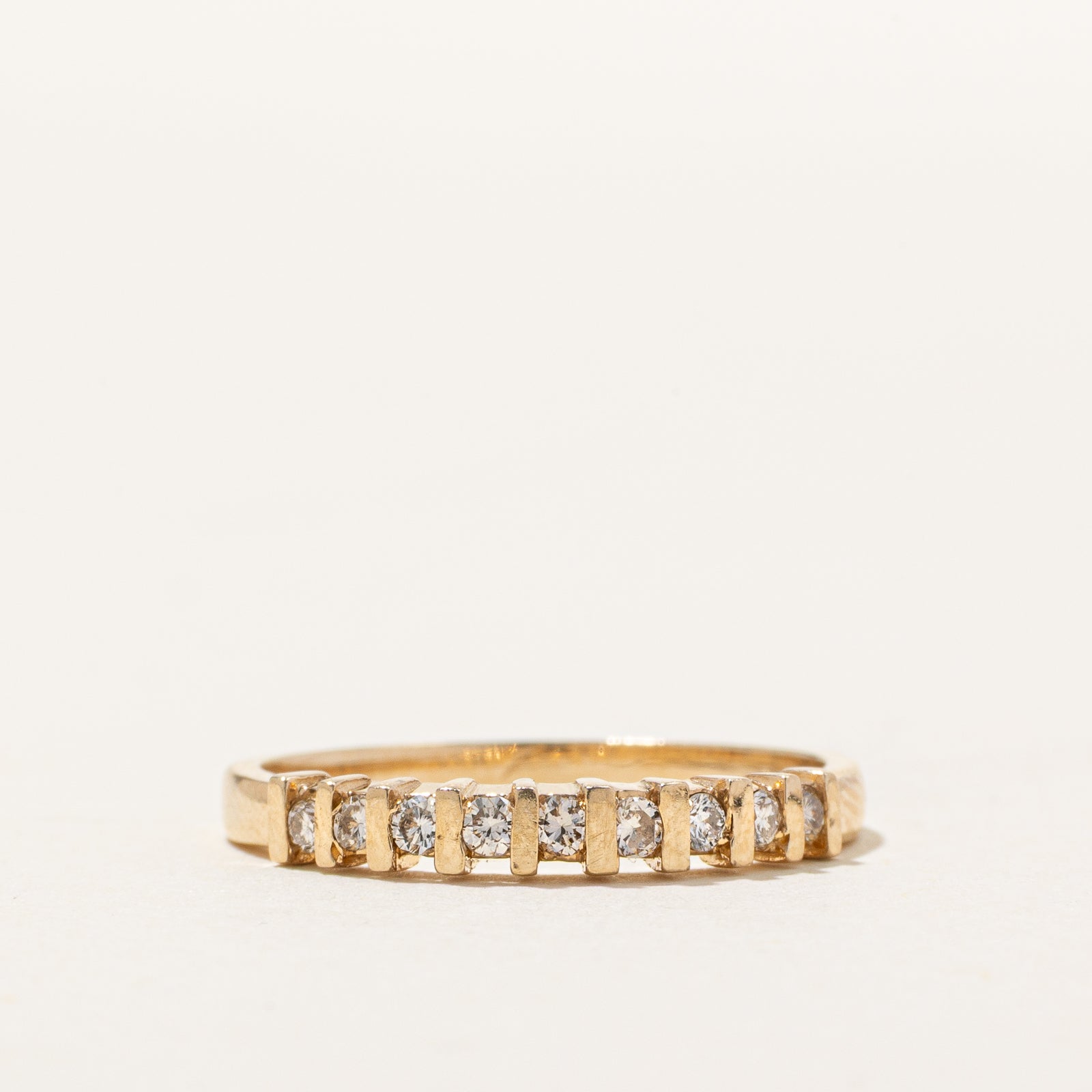 Alliance cannelée semi-éternité en or 10 carats sertie de diamants | 0,20 ct au total | Taille 6,25