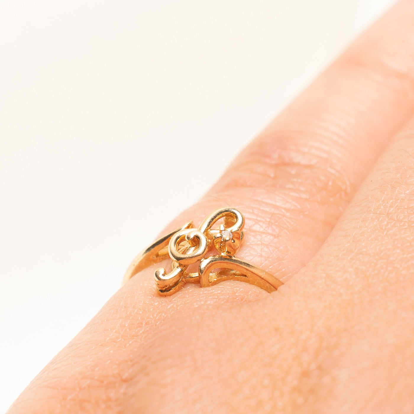 Bague en forme de clé de sol avec un diamant unique | 0,01 ct | Taille 4,75