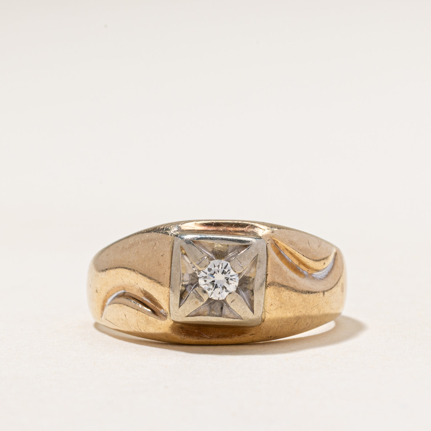 Bague vintage canadienne en forme de dôme gravée, ornée d'un diamant | 0,16 ct | Taille 10,75