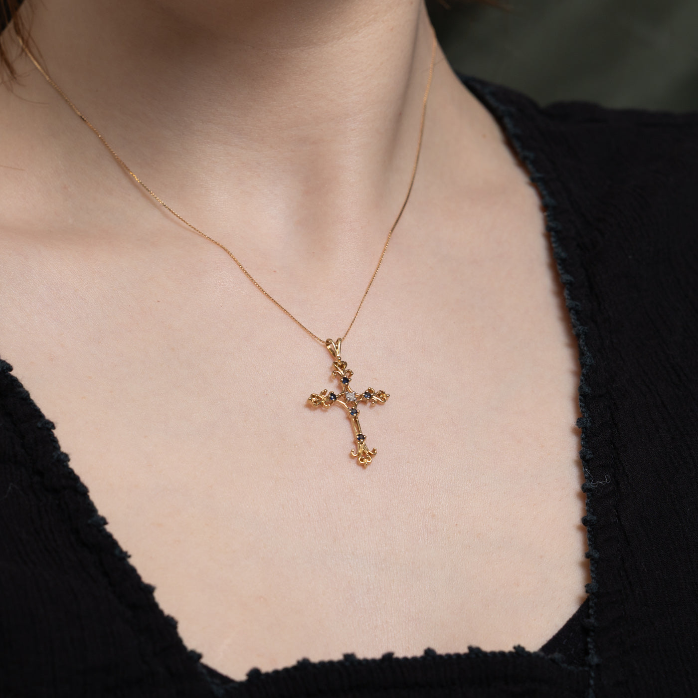 Collier pendentif croix en saphir | 0,15 ct au total, 0,04 ct | 40,6 cm 