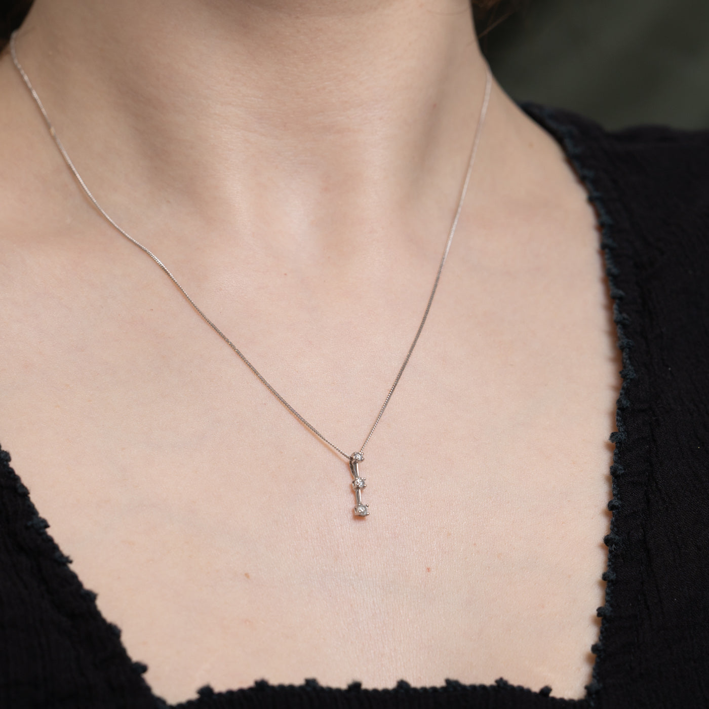 Collier pendentif colonne à trois diamants | 0,11 ct | 45,7 cm 