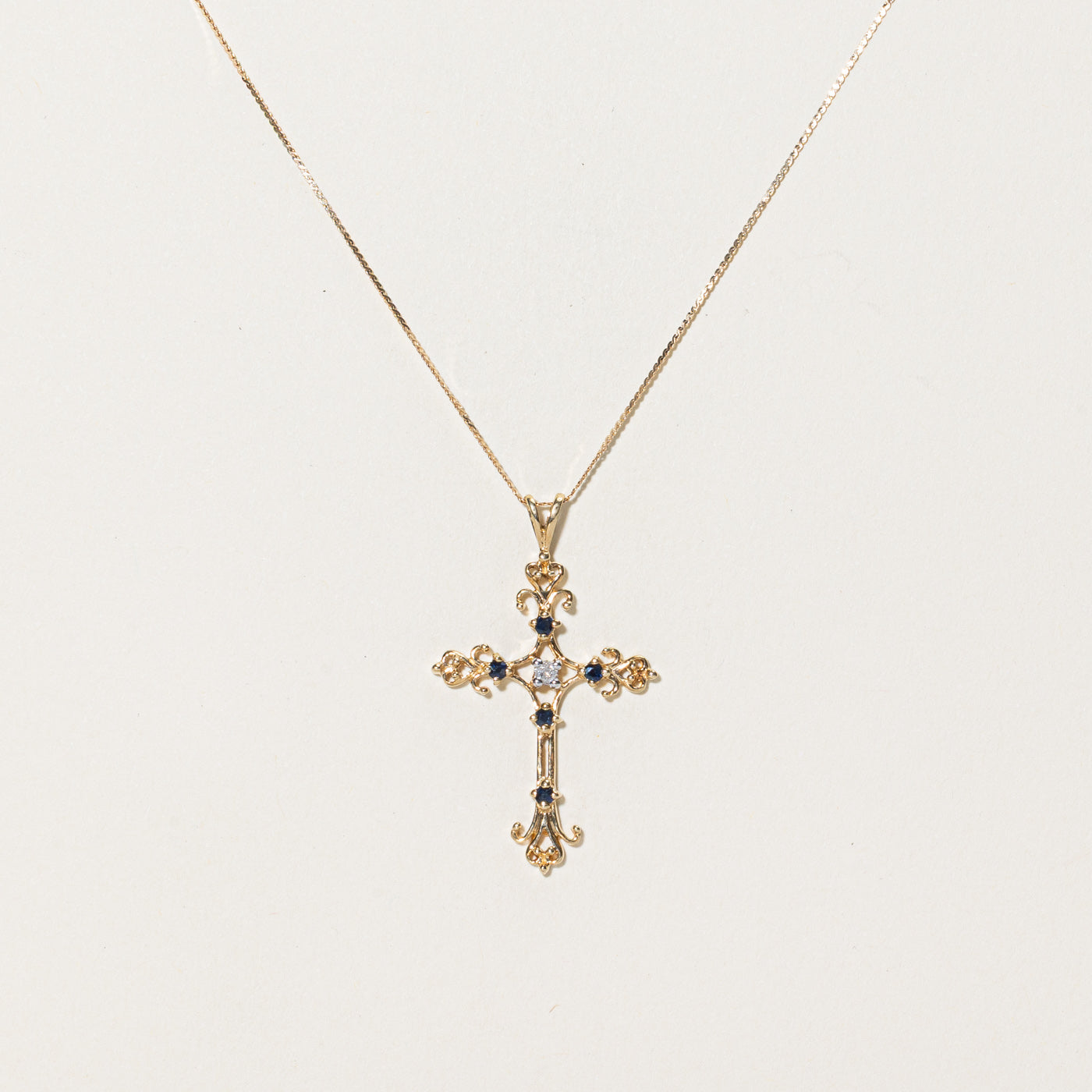 Collier pendentif croix en saphir | 0,15 ct au total, 0,04 ct | 40,6 cm 