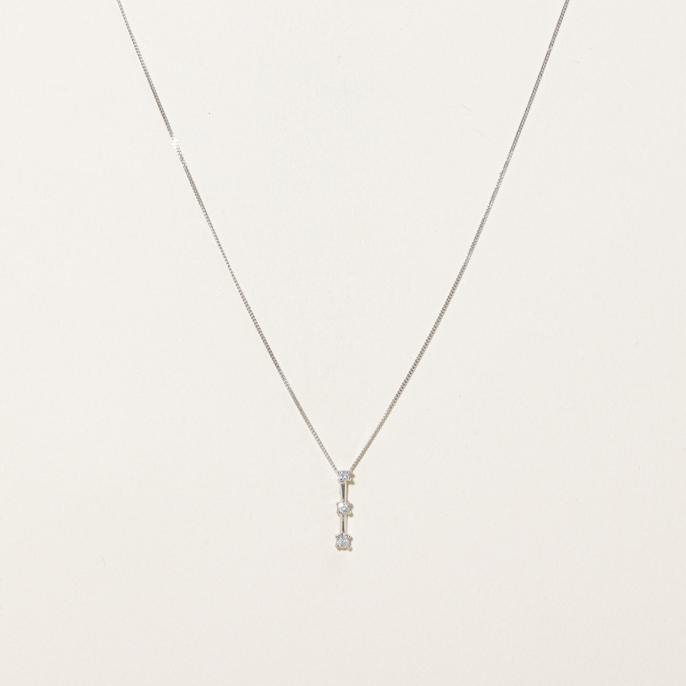 Collier pendentif colonne à trois diamants | 0,11 ct | 45,7 cm 