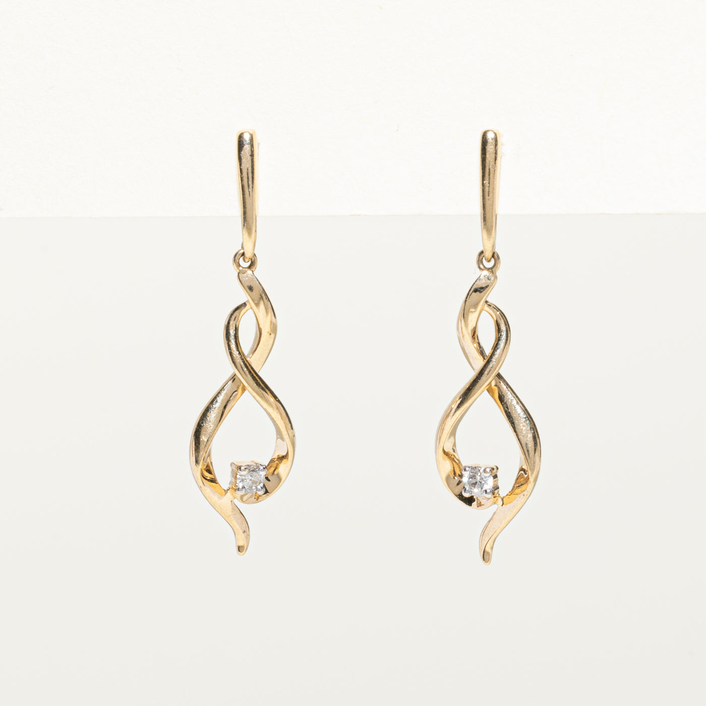 Boucles d'oreilles pendantes torsadées en diamants | 0,04 ct