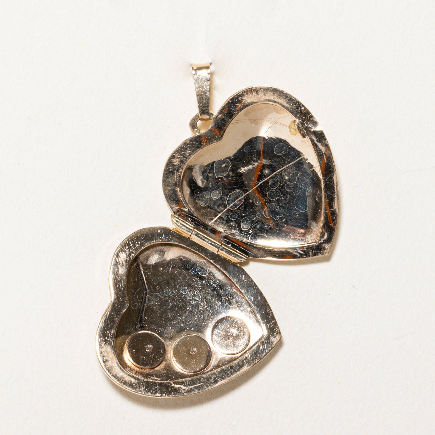 Pendentif médaillon en forme de cœur, orné de diamants et gravé de motifs floraux | 0,02 ct