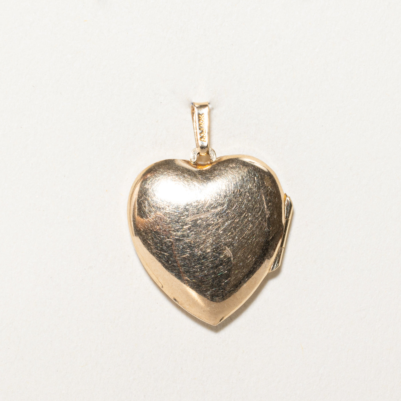 Pendentif médaillon en forme de cœur, orné de diamants et gravé de motifs floraux | 0,02 ct