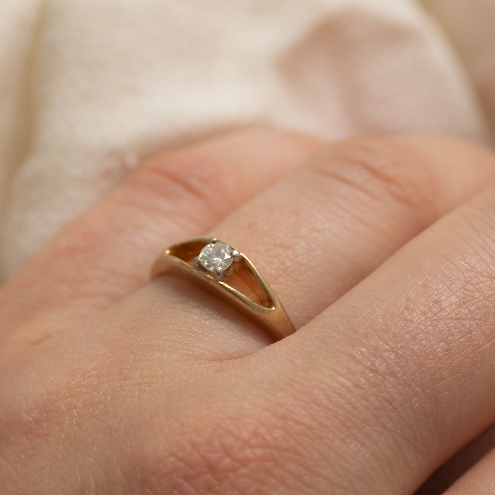 14k Solitaire Diamond Split Shank Ring | 0.12ct | SZ 6.5