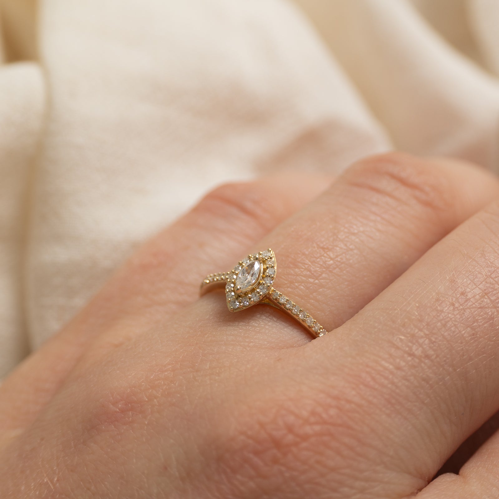 Bague cathédrale en or 10 carats sertie de diamants taille marquise « Michael Hill » | 0,20 ct | Taille 5,75