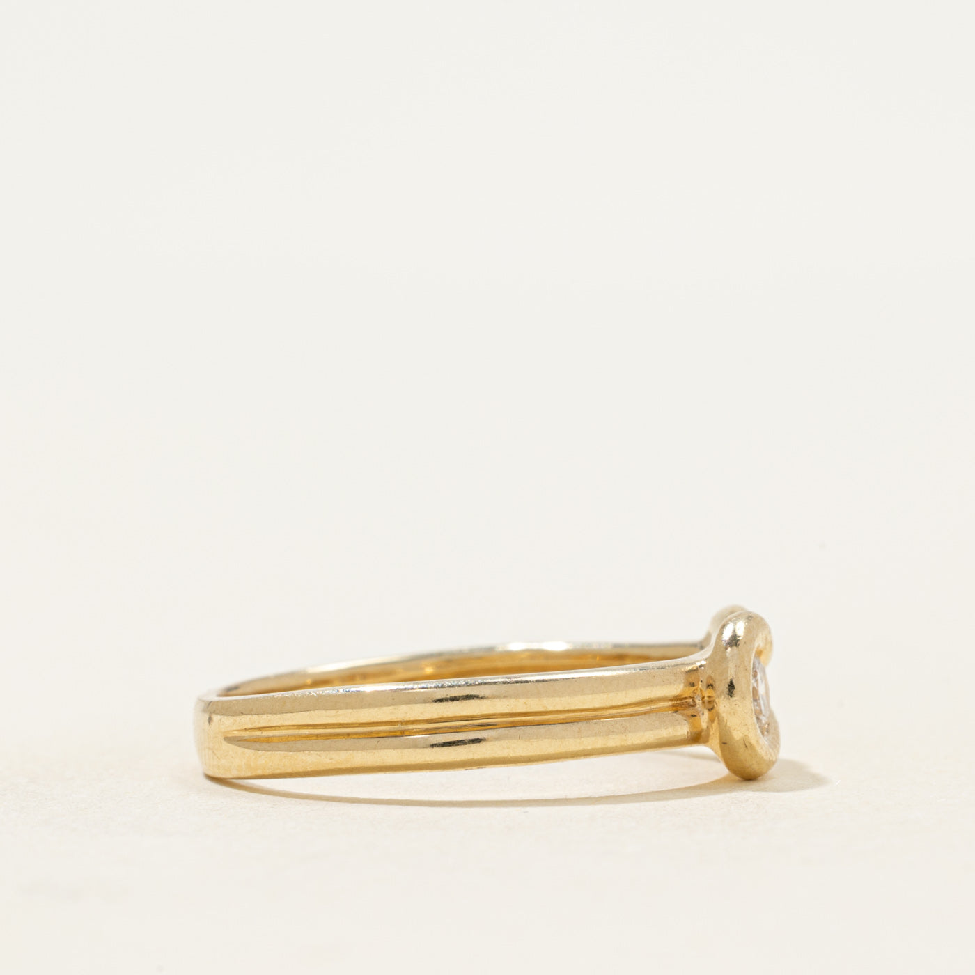Bague à boucle rainurée sertie de diamants | 0,13 ct | Taille 8