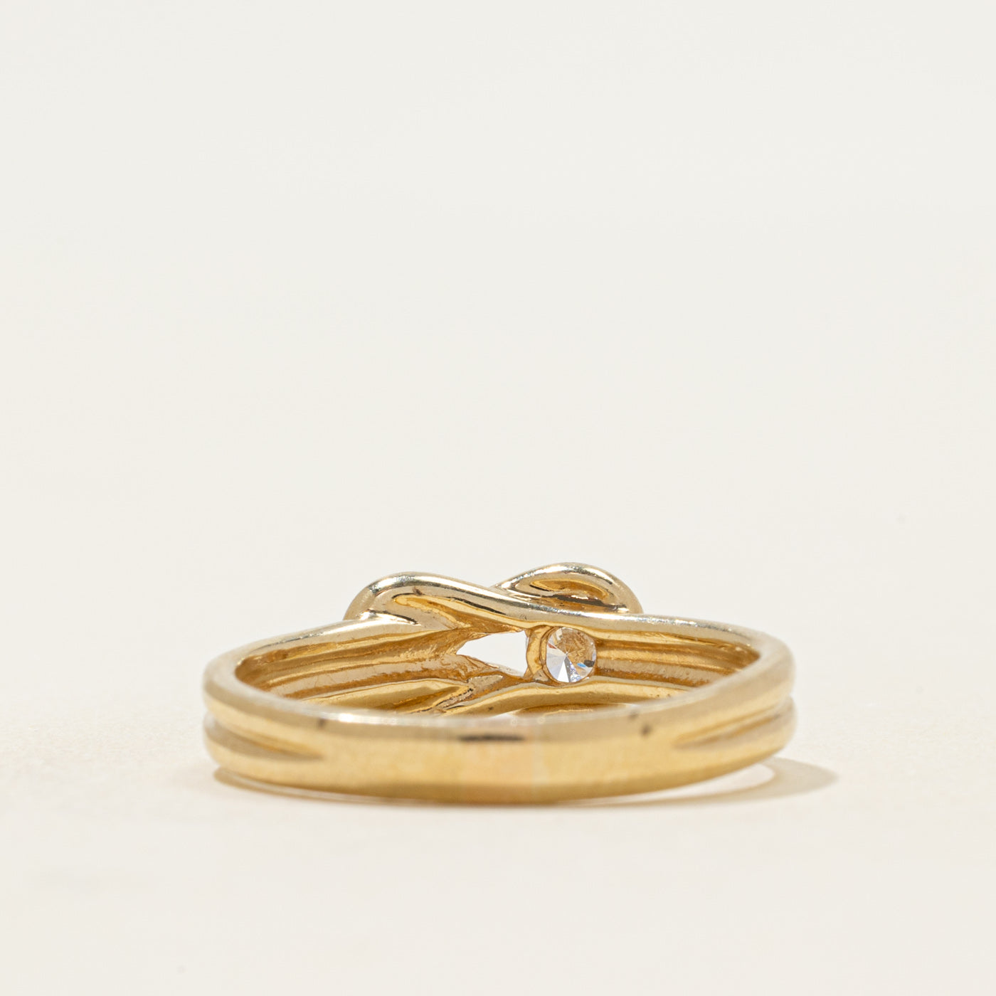 Bague à boucle rainurée sertie de diamants | 0,13 ct | Taille 8