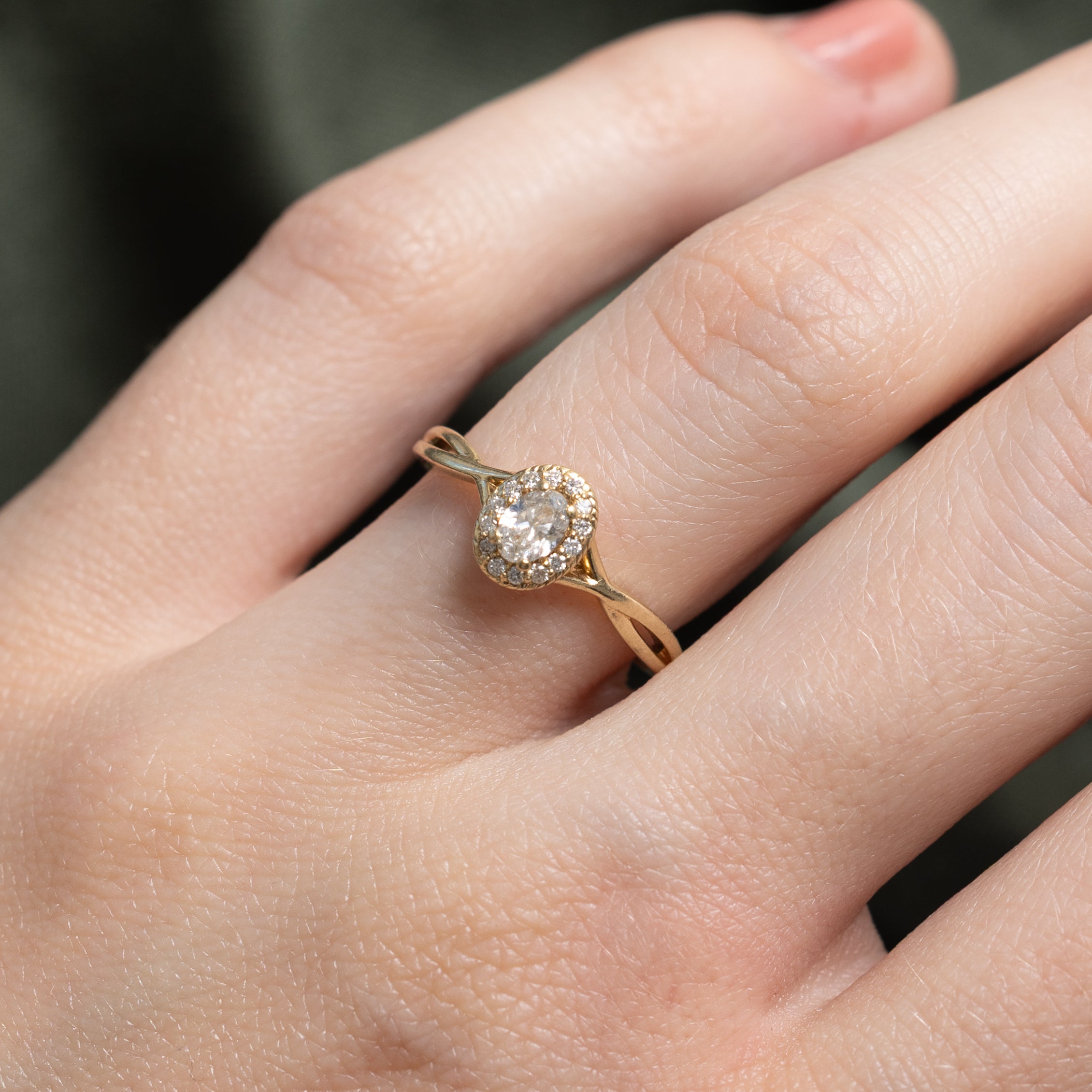 Diamond Halo Twisted Ring | 0.26ctw | SZ 6