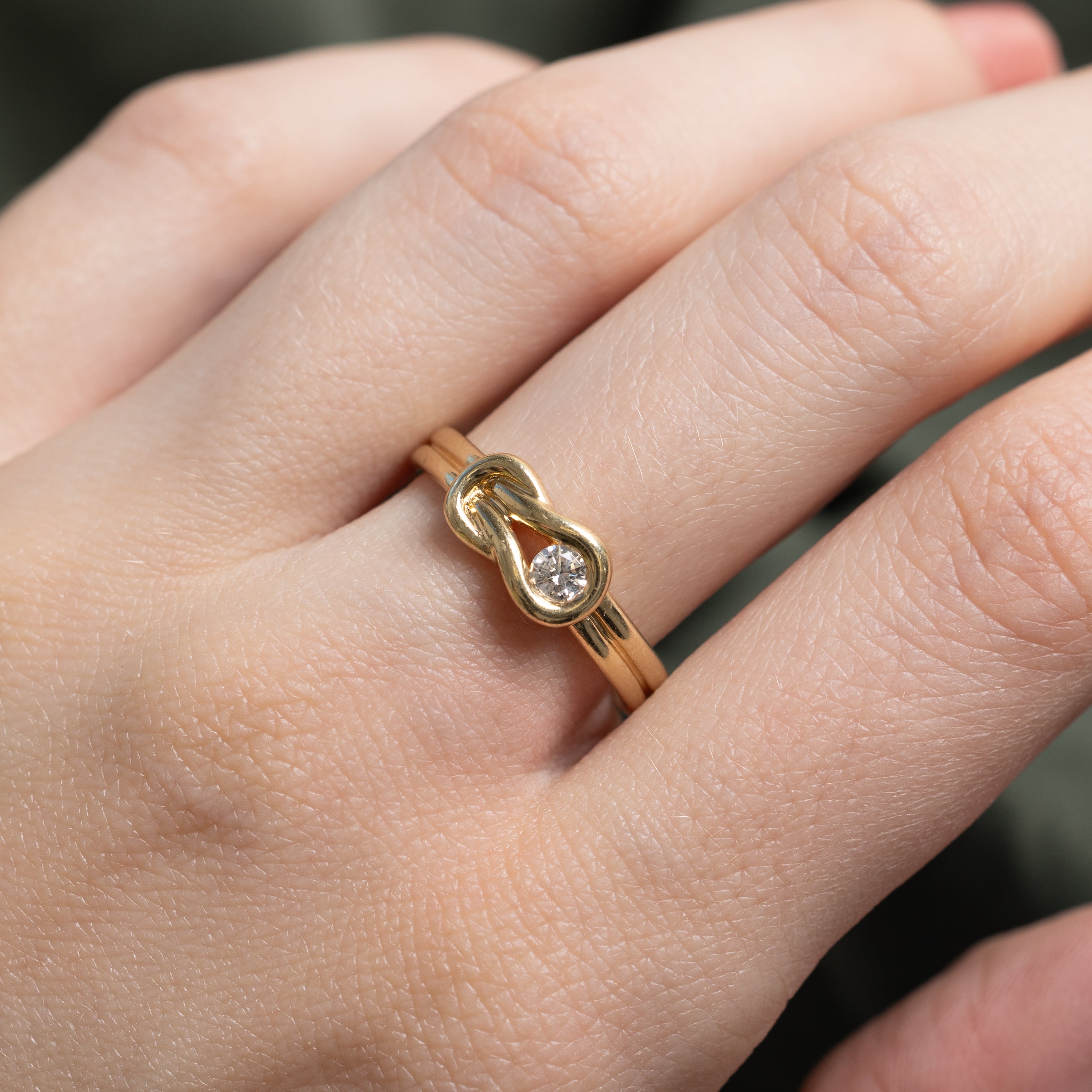 Bague à boucle rainurée sertie de diamants | 0,13 ct | Taille 8