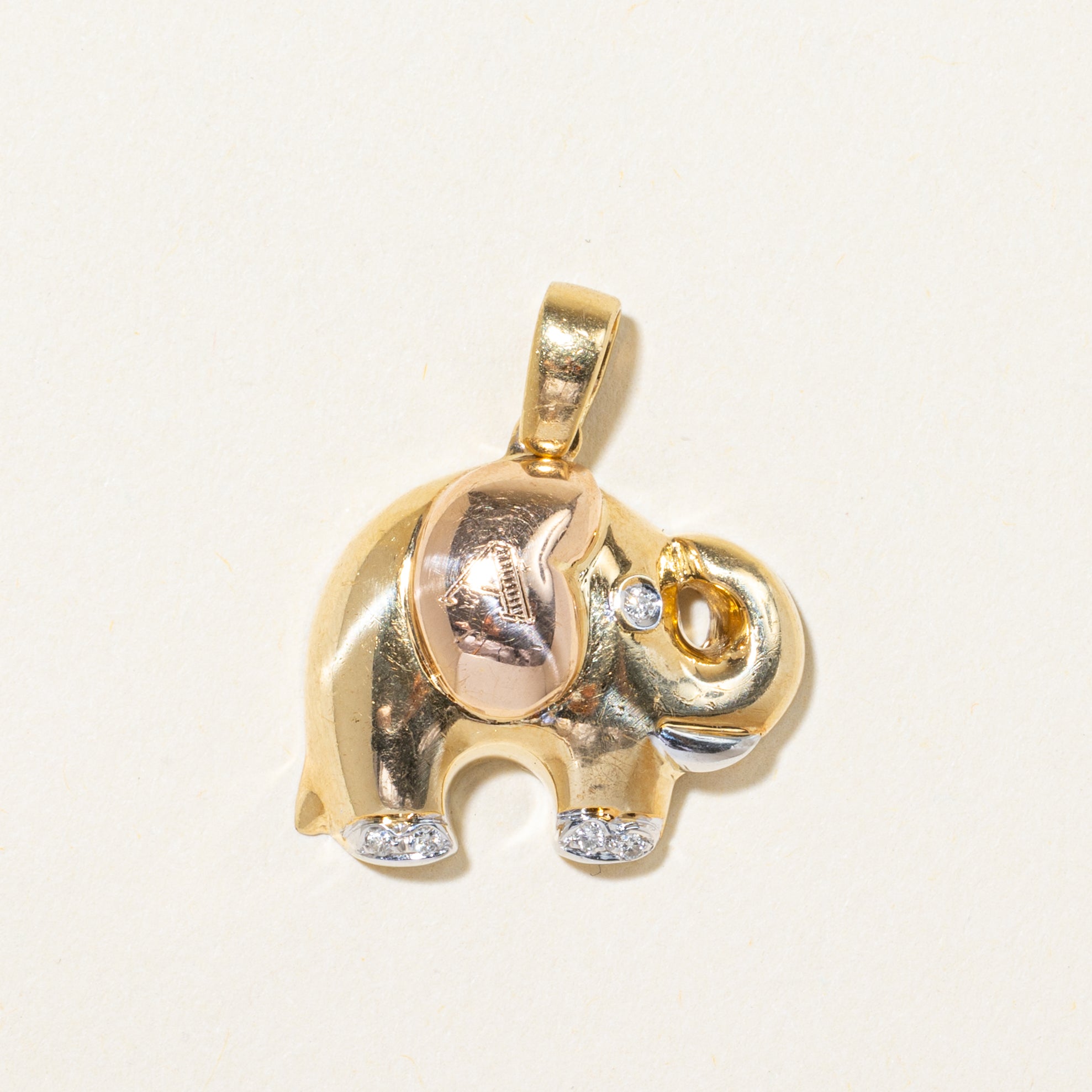 Pendentif éléphant en diamant et initiale « A » | 0,04 ct