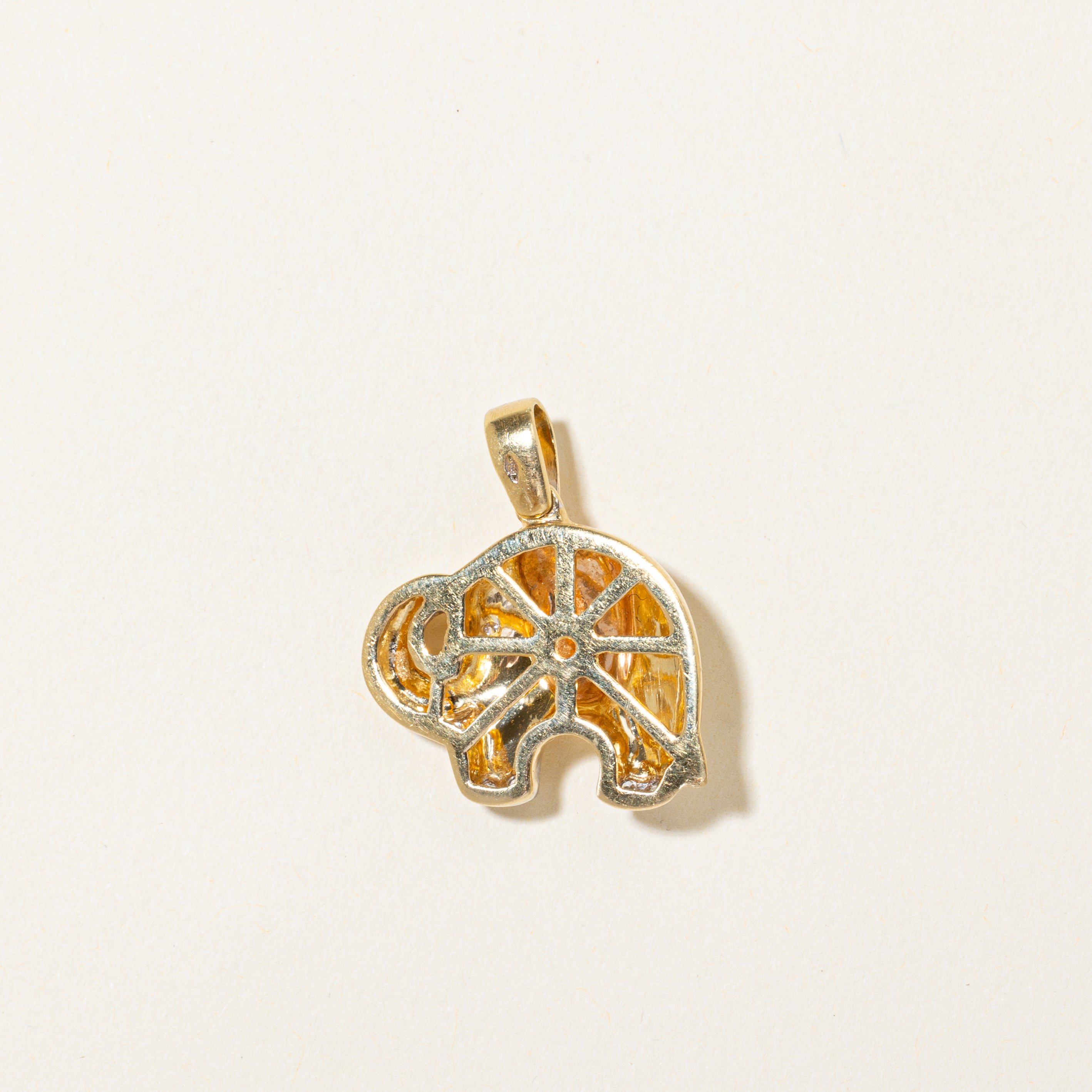 Pendentif éléphant en diamant et initiale « A » | 0,04 ct