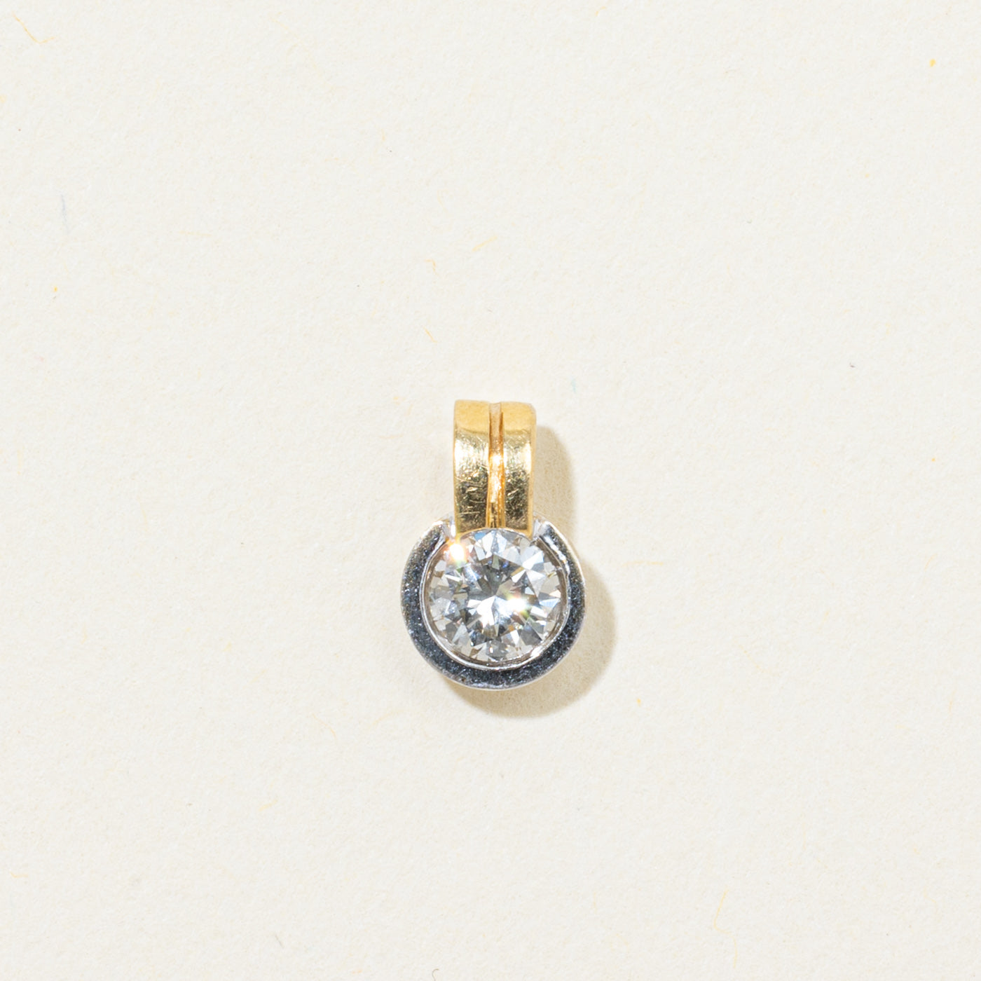 Pendentif en or 18 carats bicolore serti clos avec diamant de 0,30 ct |