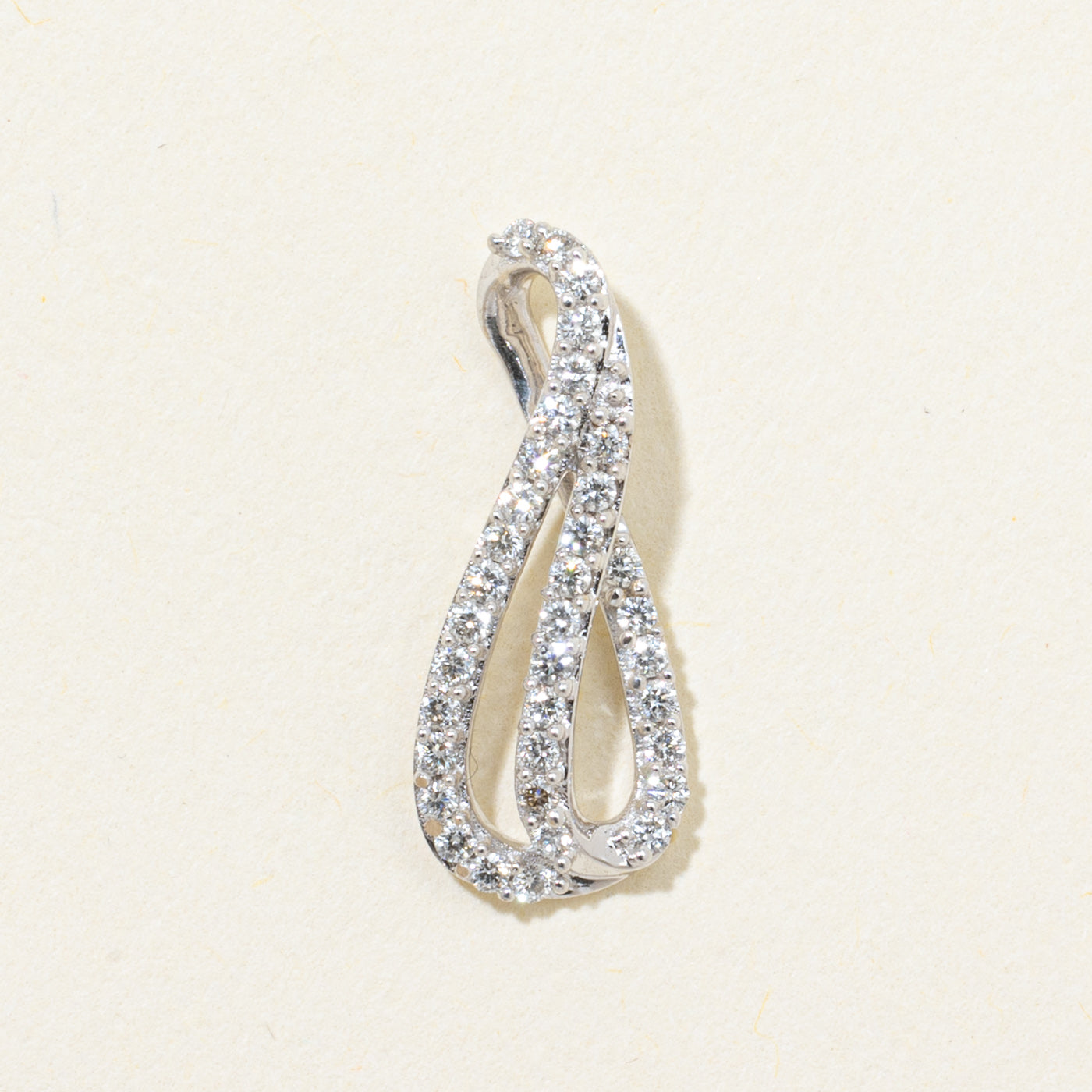 Pendentif croisé en or 18 carats serti de diamants | 0,24 ct
