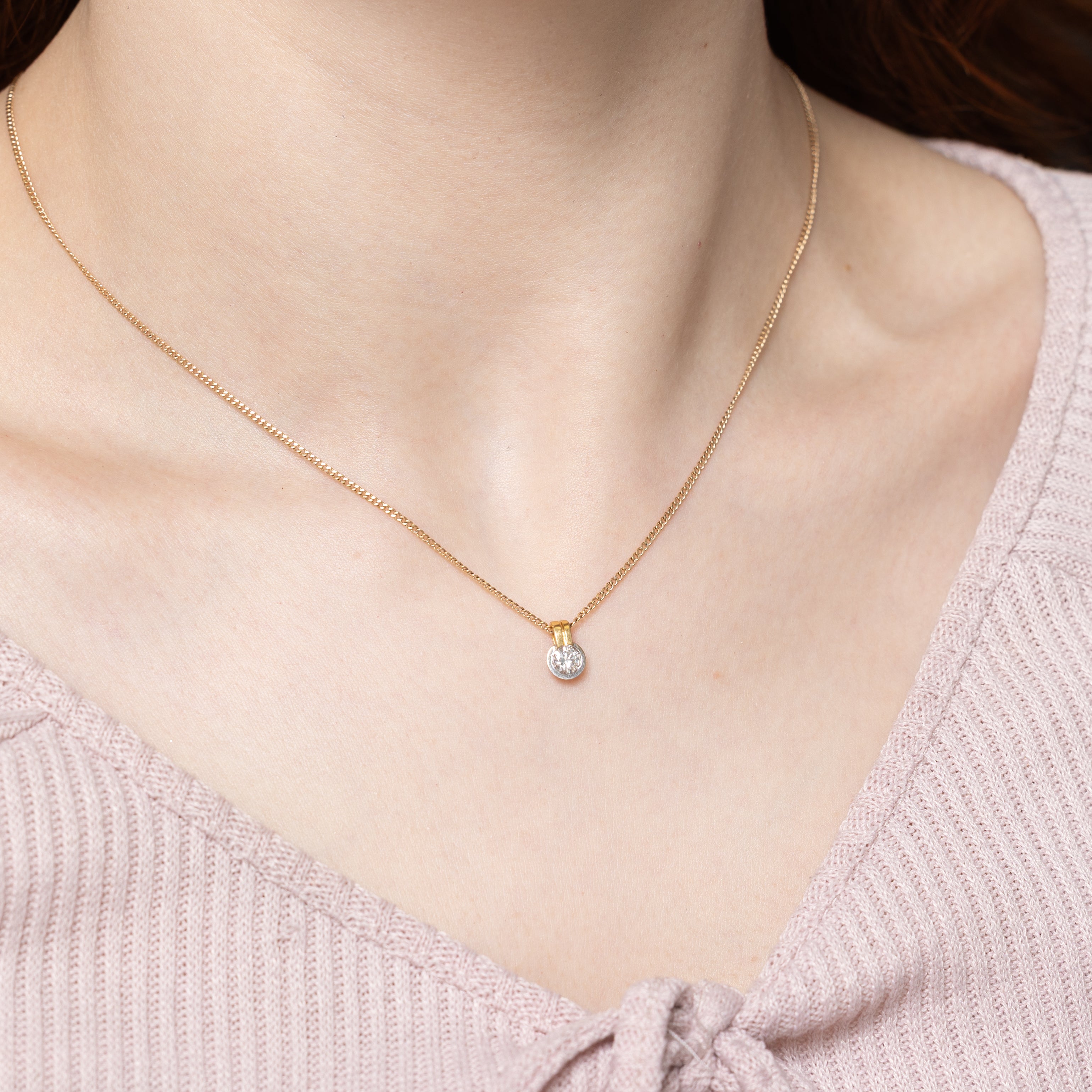 Pendentif en or 18 carats bicolore serti clos avec diamant de 0,30 ct |