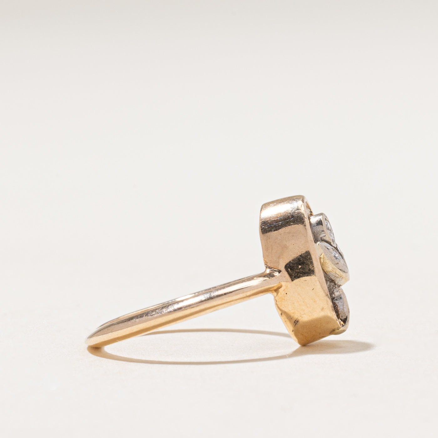 Bague ovale à motif floral en diamant | 0,06 ct | Taille 4,75