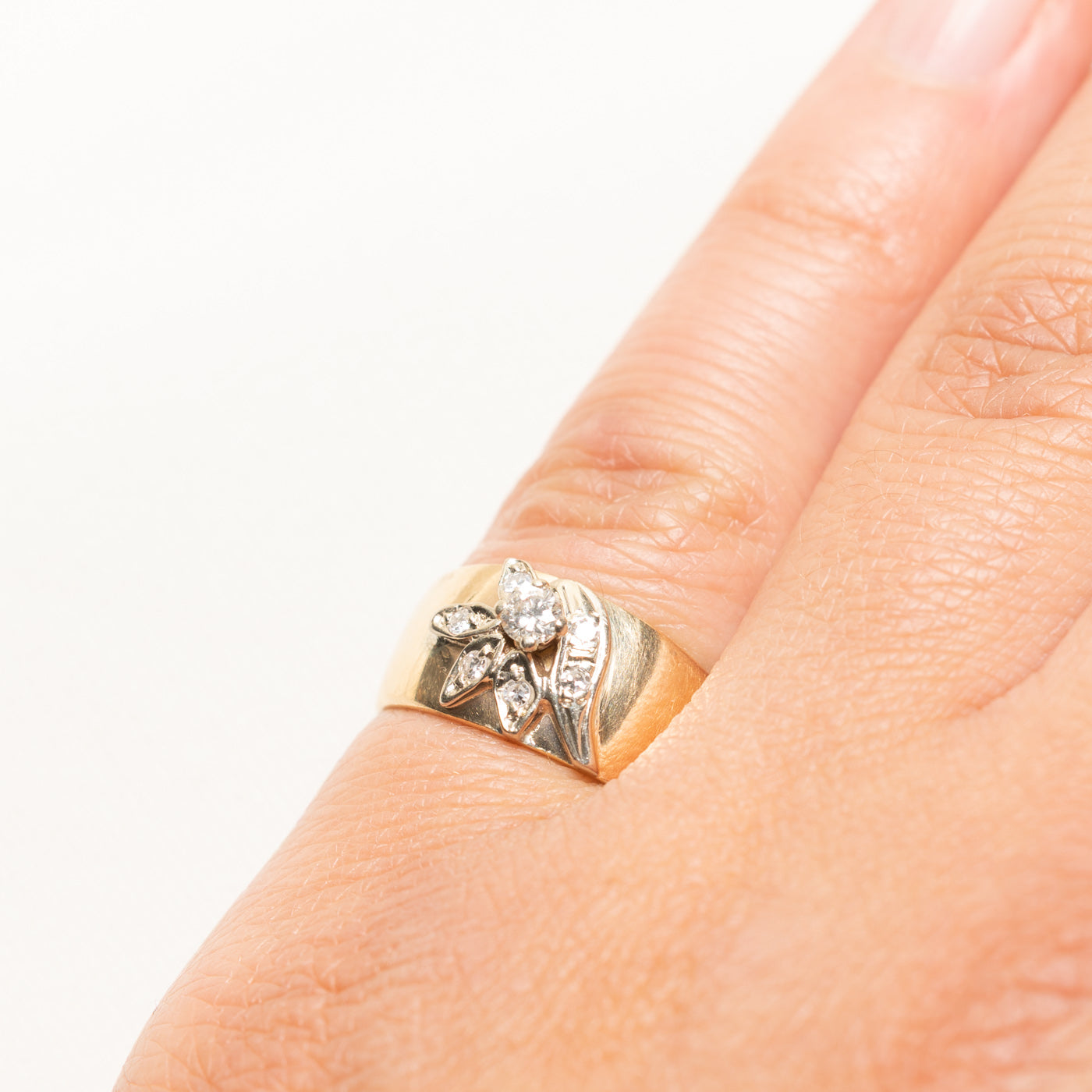 Diamond Floral Design Band | 0.18ctw | SZ 4.75