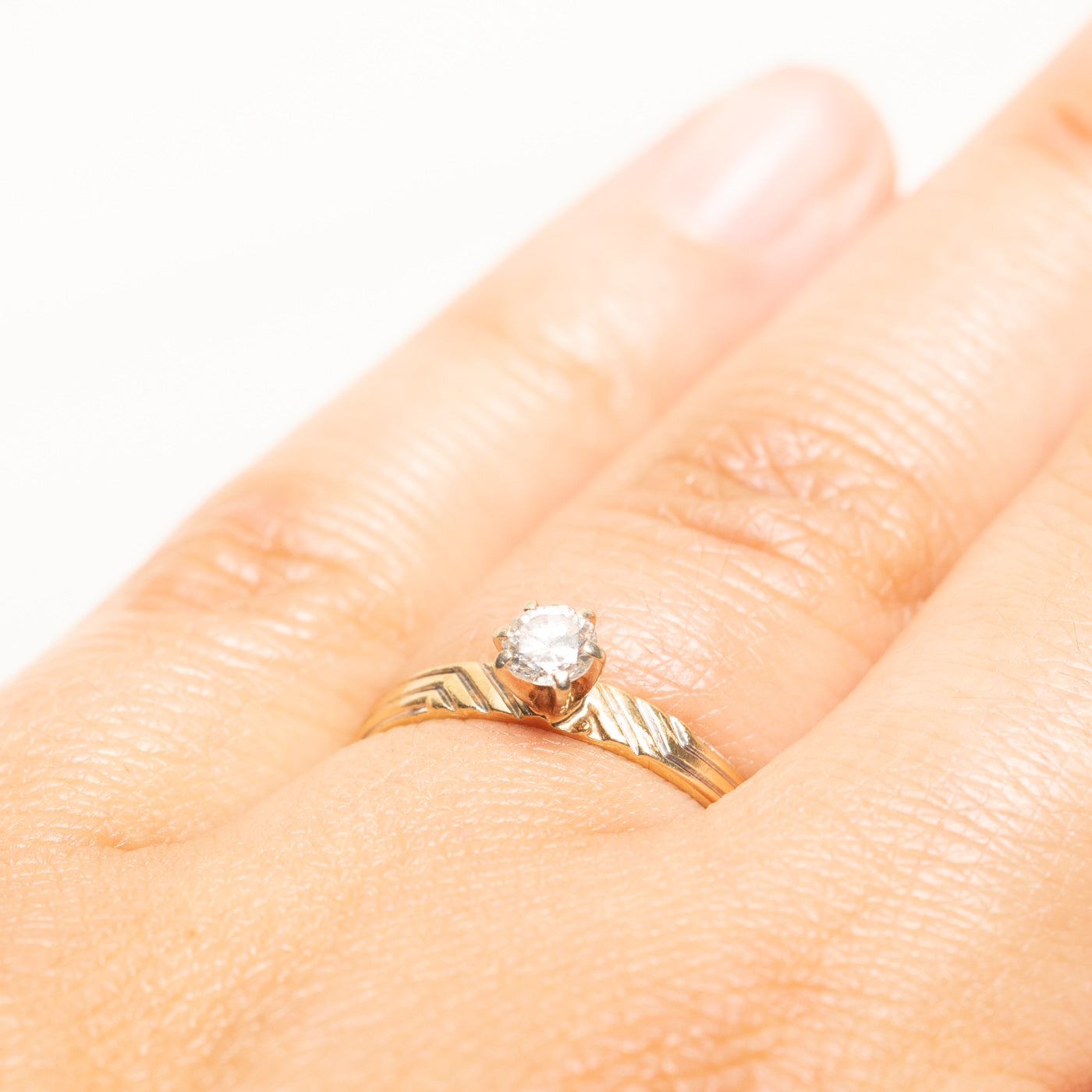 18k Solitaire Diamond Grooved Ring | 0.26ct | SZ 7.5