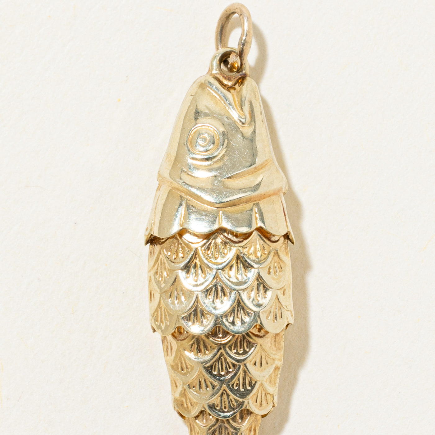 Breloque poisson articulée en or jaune 14 carats