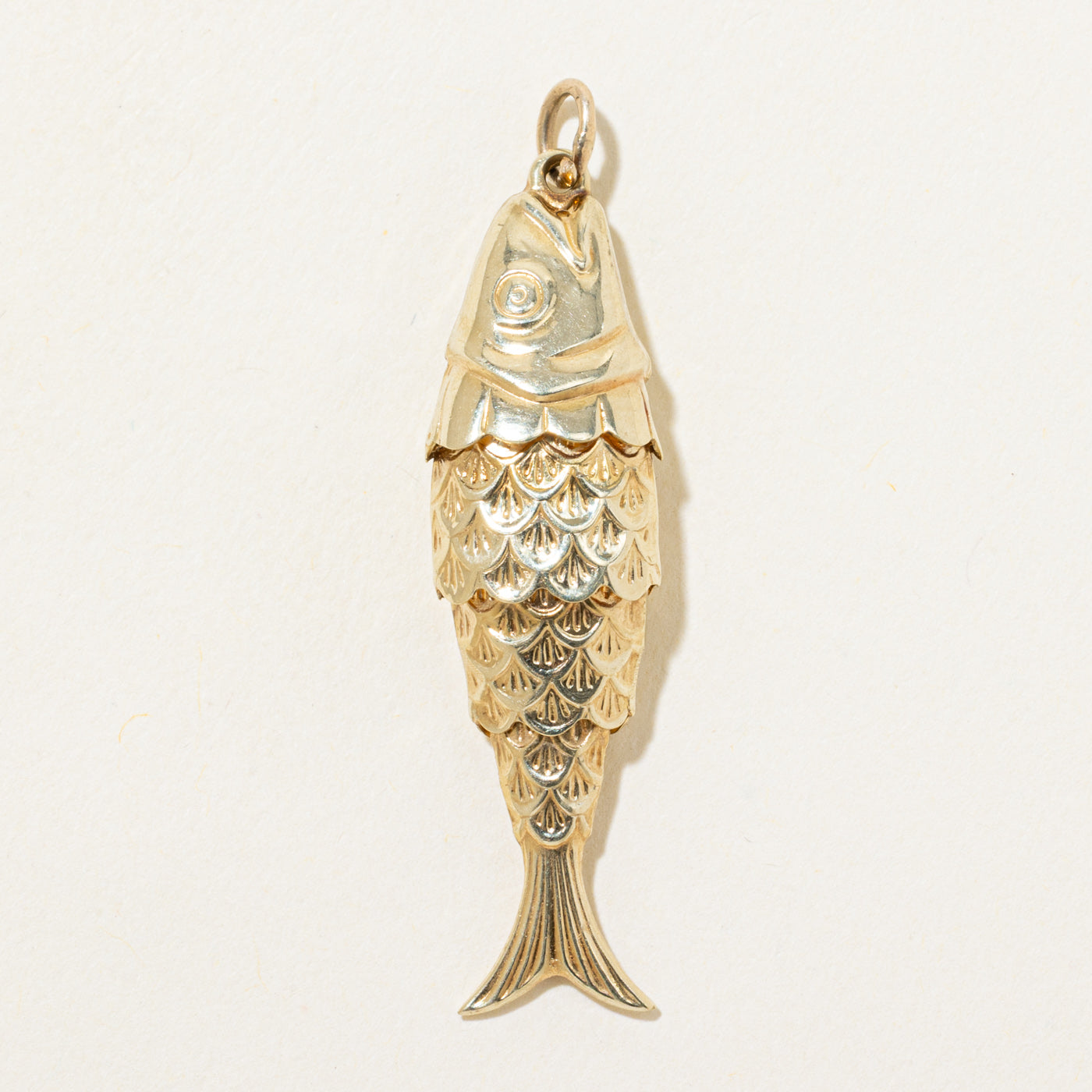 Breloque poisson articulée en or jaune 14 carats