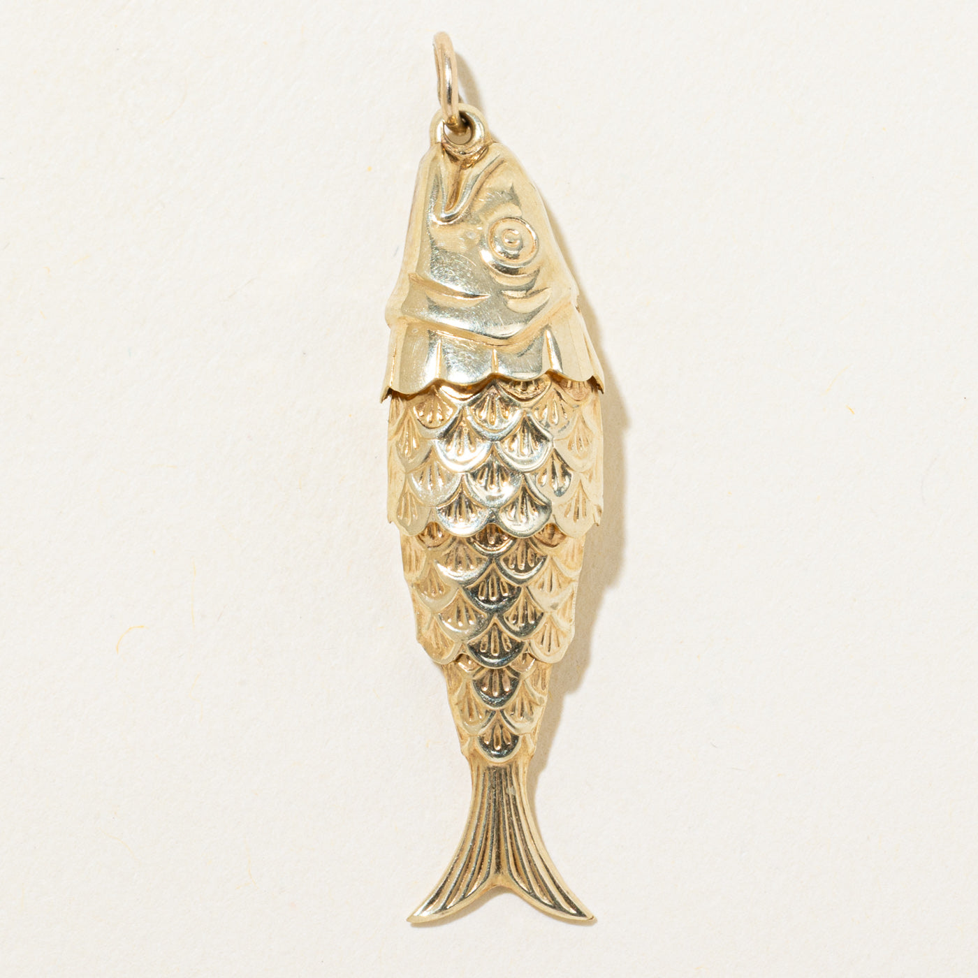 Breloque poisson articulée en or jaune 14 carats