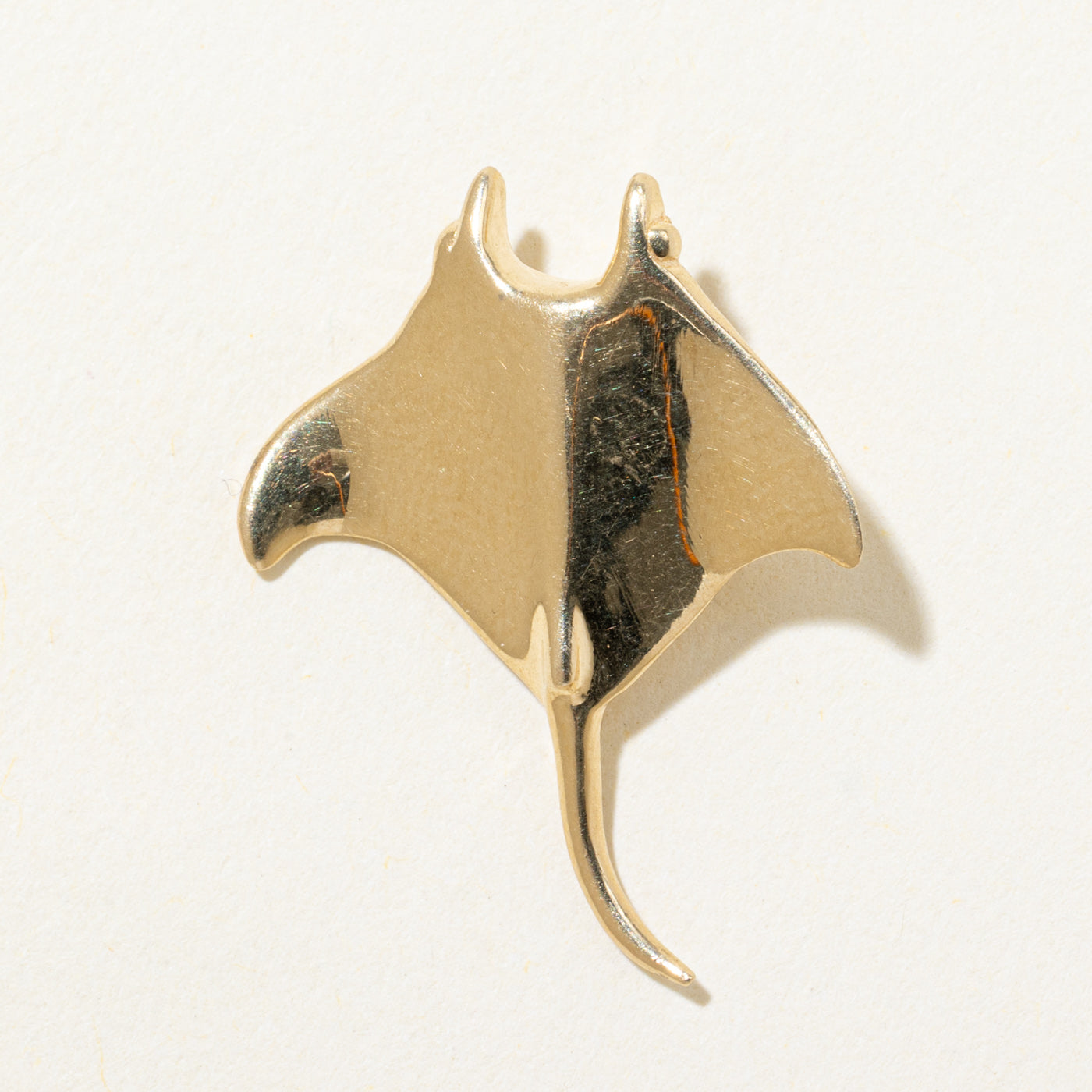 Pendentif en or jaune 14 carats en forme de raie